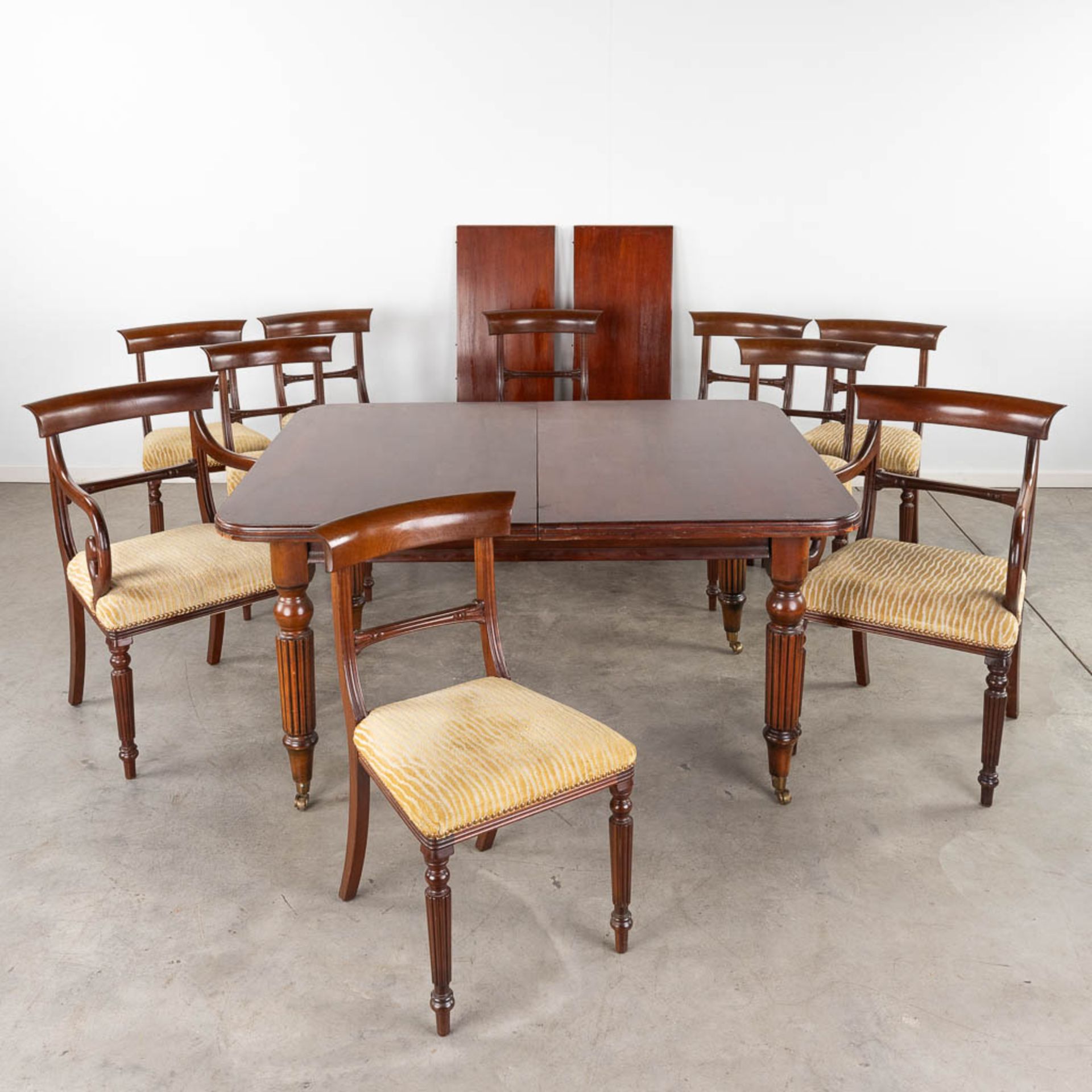 An extendible table, 6 chairs and two armchairs, Mahogany. England. 20th C. (D:144 x W:144 x H:75 cm