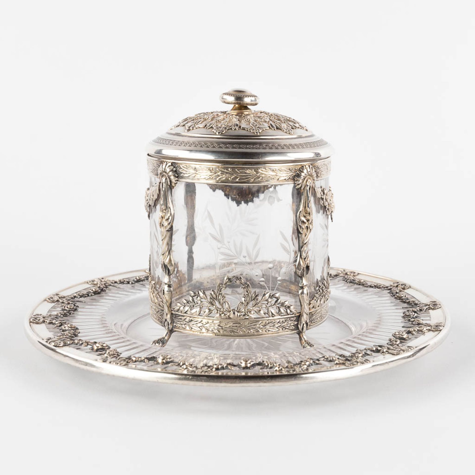 A small storage jar, glass mounted with silver, decorated with garlands. France. (H:13 x D:11,5 cm) - Image 4 of 15