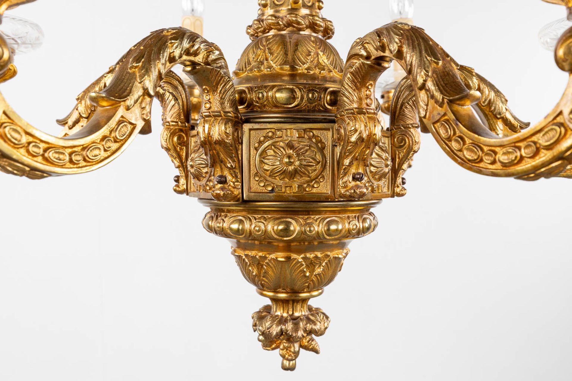 A large chandelier made of gilt bronze, 20th C. (H:72 x D:70 cm) - Bild 7 aus 10