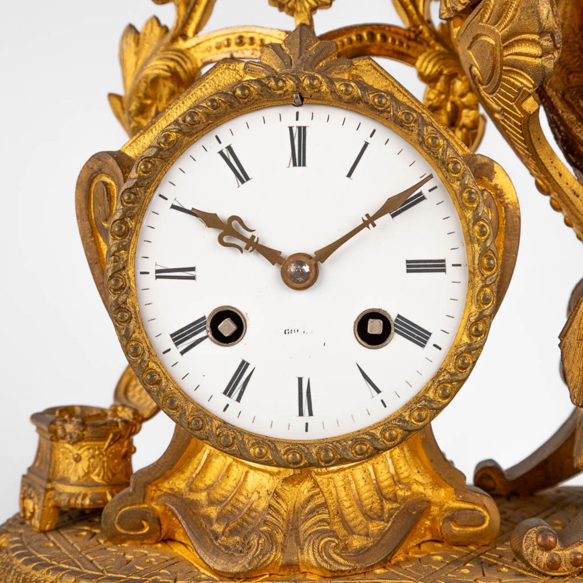 A mantle garniture clock, gilt bronze decorated with a Lady in a sofa. Late 19th C. (D:18 x W:56 x H - Bild 8 aus 14