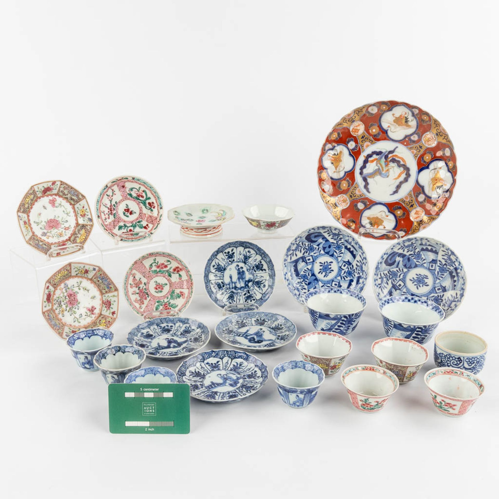 A collection of Chinese and Japanese porcelain, Imari, Blue-white, Famille Rose. 19th/20th C. (D:21 - Image 2 of 19