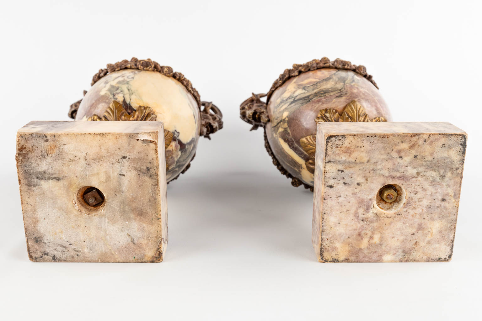 A pair of cassolettes, marble mounted with bronze, decorated with garlands and ram's heads. Circa 19 - Bild 7 aus 14