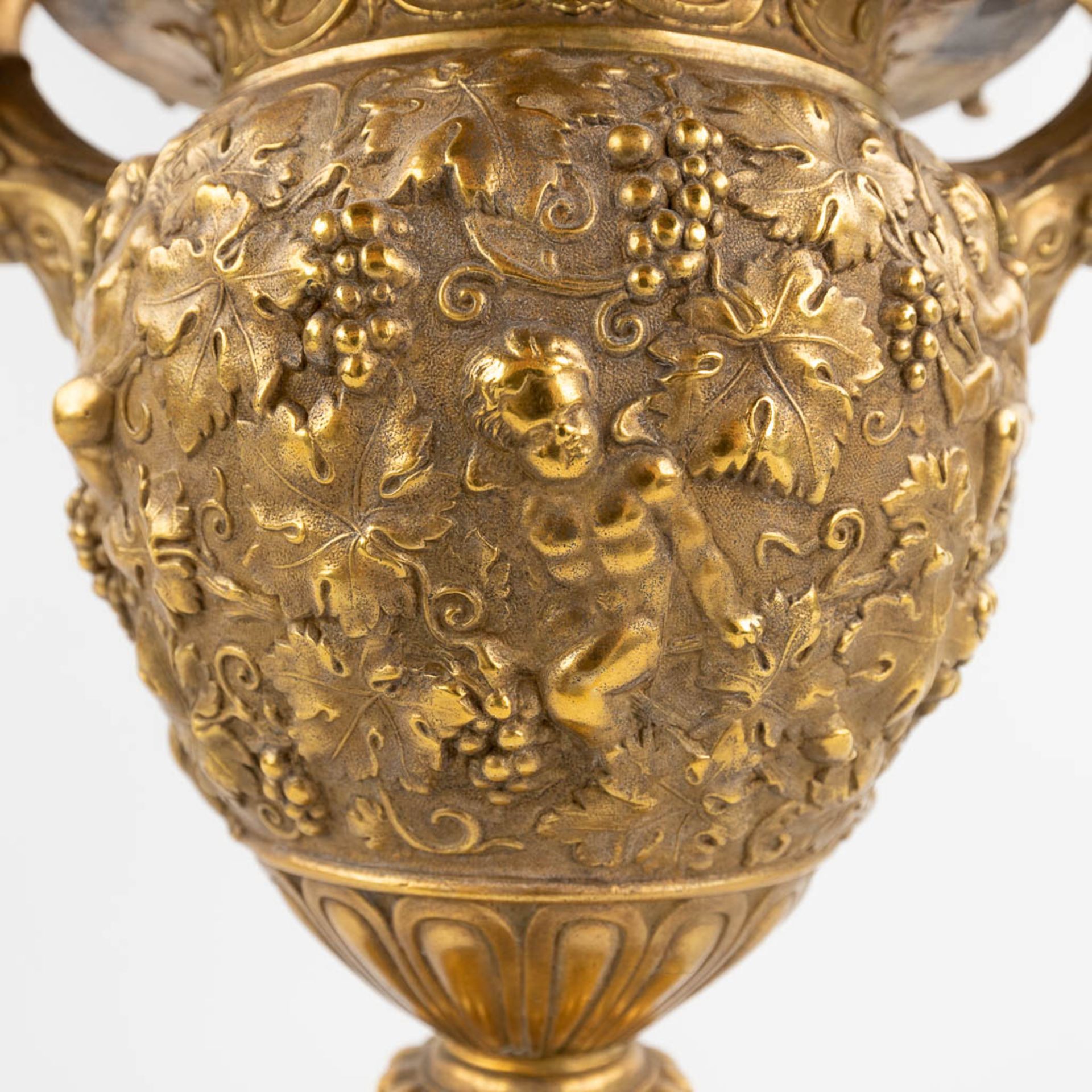 An urn with large handles, decorated with putti and grape vines, bronze mounted on marble. (W:25 x H - Bild 9 aus 17
