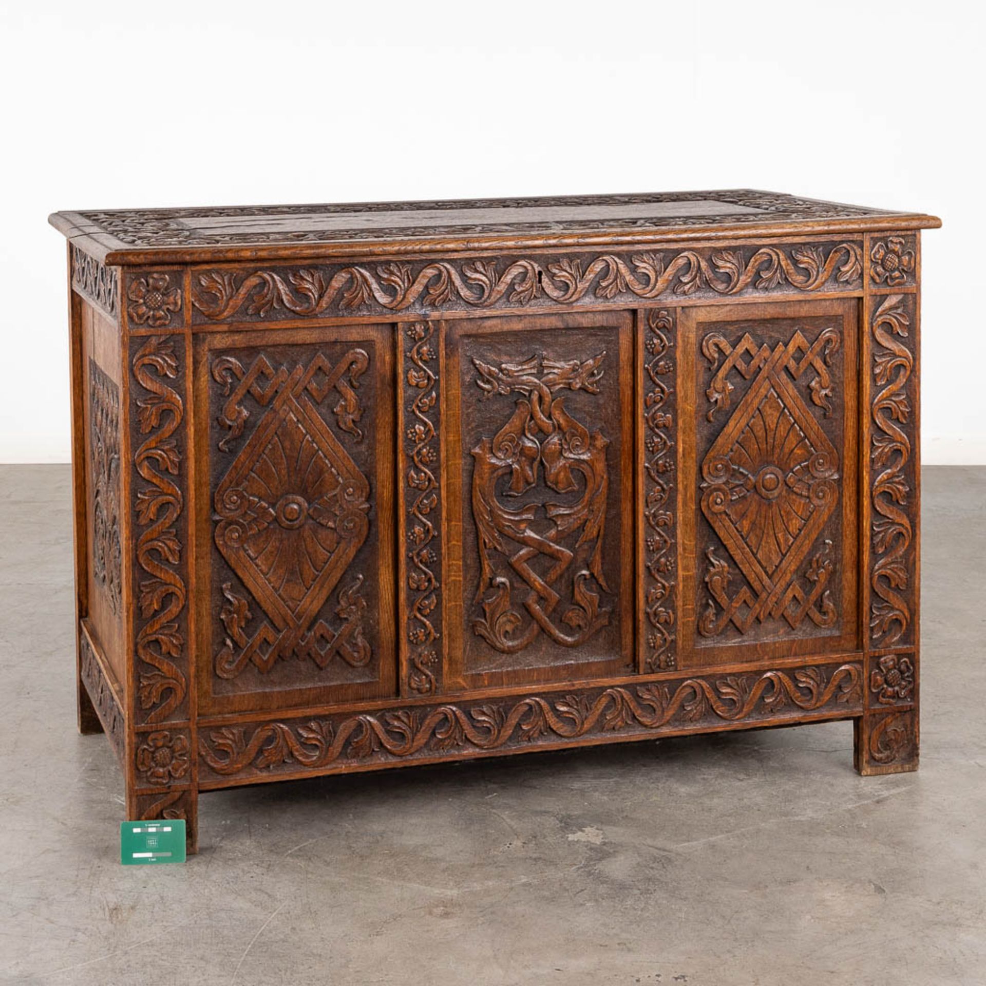 An antique and decorative chest with wood-sculptures. (D:56 x W:122 x H:82 cm) - Image 2 of 15