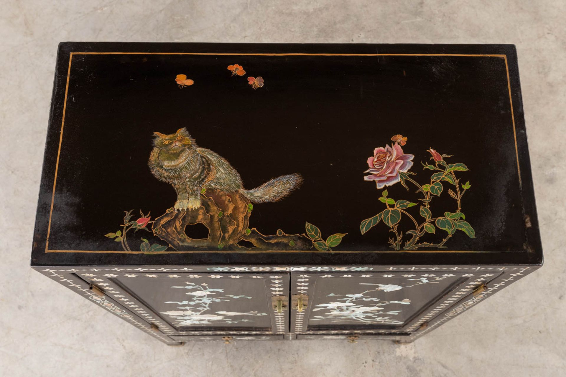 A Chinoiserie cabinet, mother of pearl inlay in ebonised wood. 20th C. (D:31 x W:61 x H:92 cm) - Bild 9 aus 14