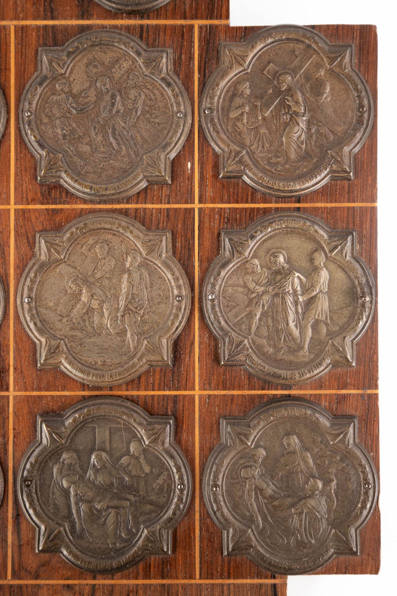 A wall plaque with 14 'Stations of the cross', medals and a crucifix. (W:22 x H:30 cm) - Bild 6 aus 8