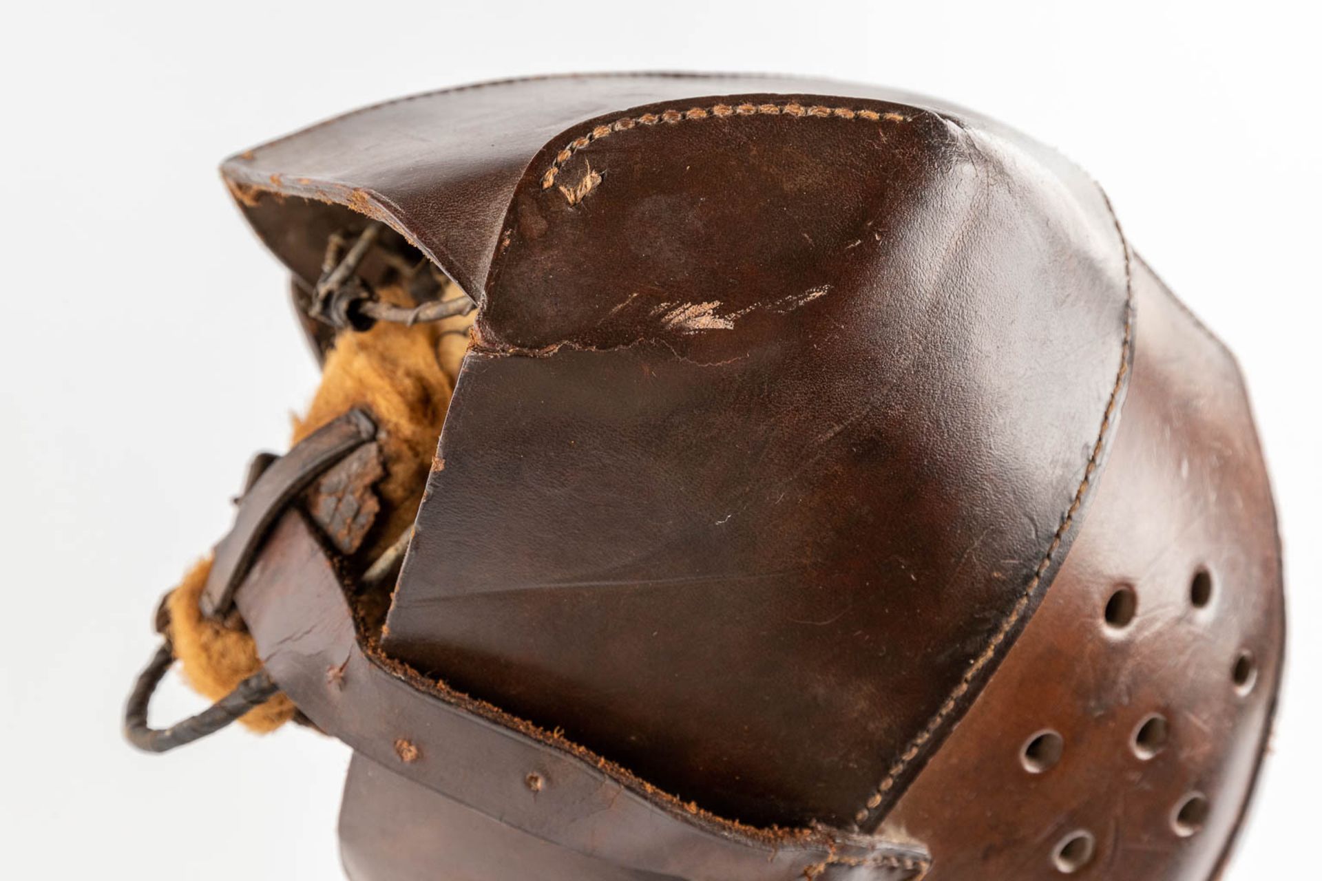 A decorative Fencing helmet on a stand, 'The Blackman Leather Goods', 1936. (D:24 x W:36 x H:29 cm) - Bild 8 aus 12