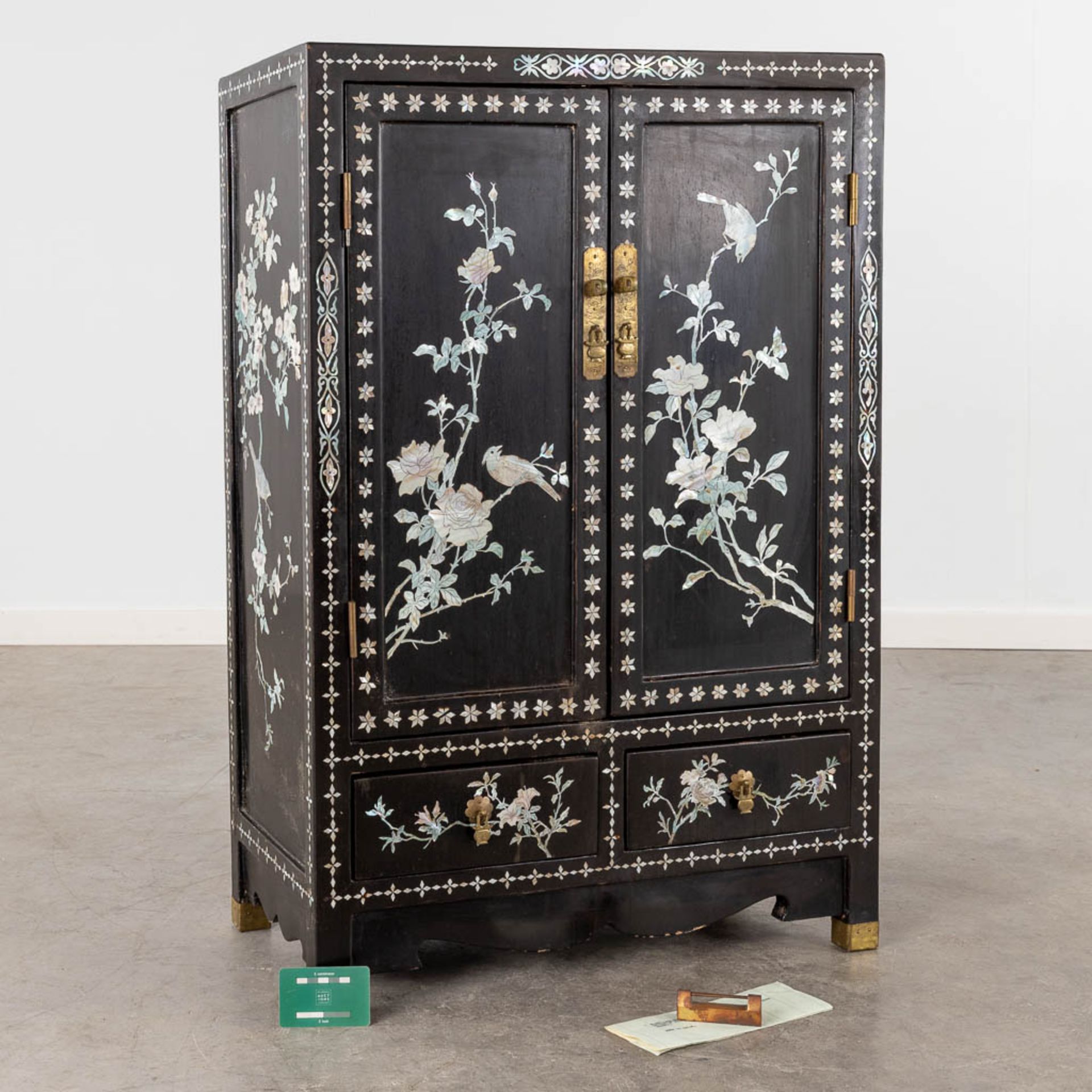 A Chinoiserie cabinet, mother of pearl inlay in ebonised wood. 20th C. (D:31 x W:61 x H:92 cm) - Bild 2 aus 14