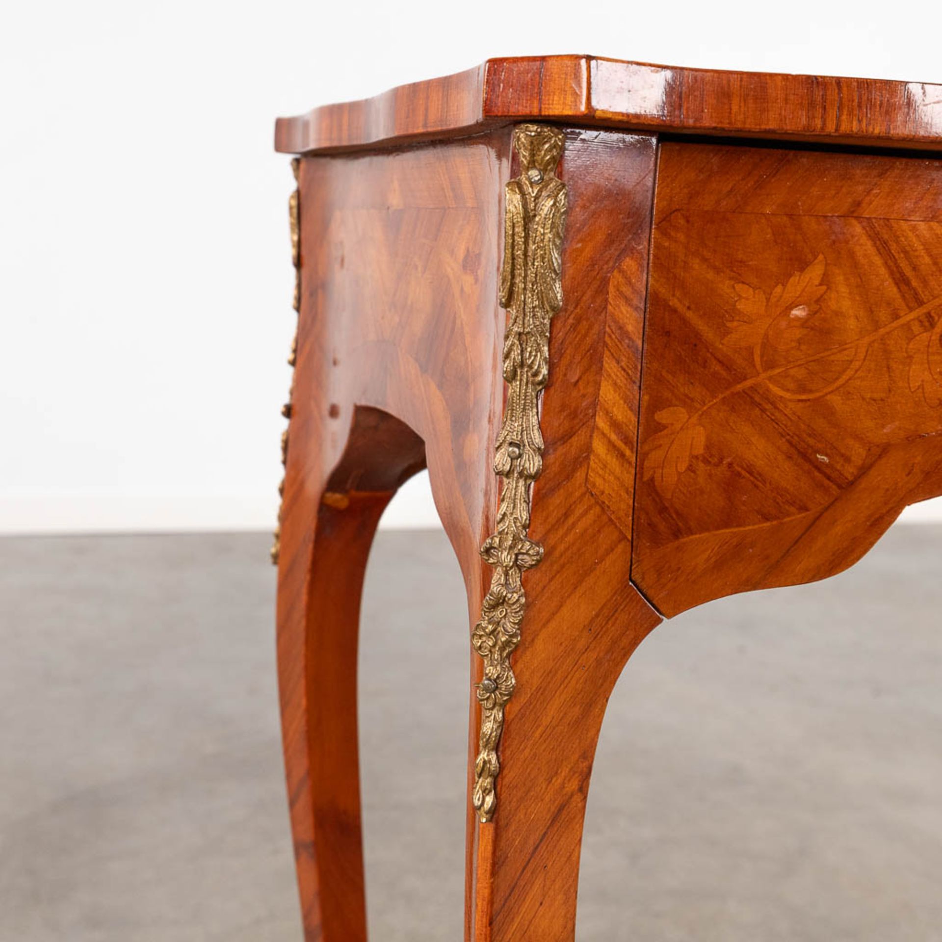A pair of two-tier side tables with a drawer, wood with marquetry inlay. 20th C. (D:30 x W:45 x H:63 - Image 11 of 14