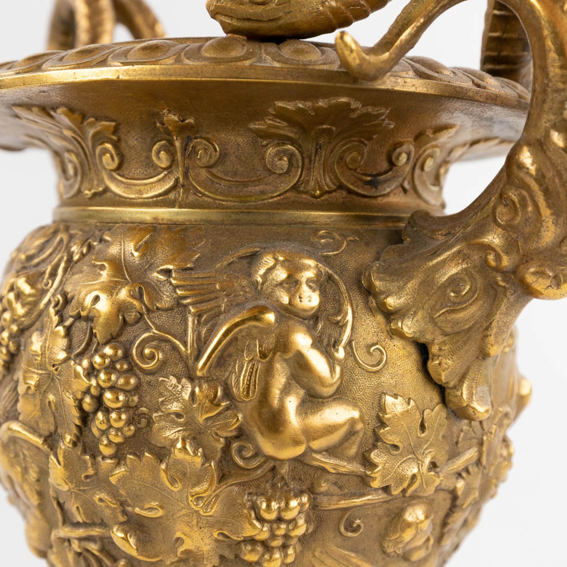 An urn with large handles, decorated with putti and grape vines, bronze mounted on marble. (W:25 x H - Image 12 of 17