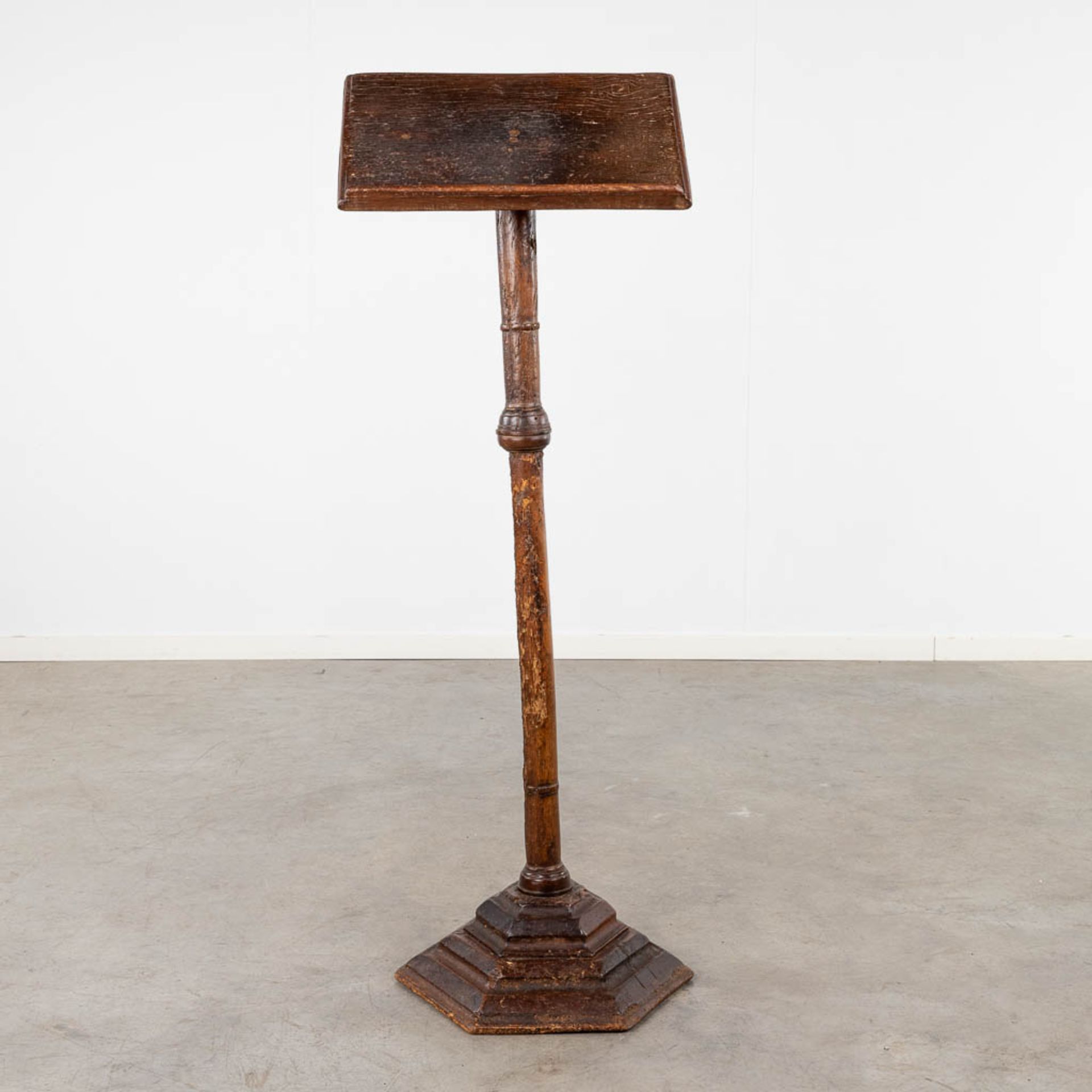 An antique lectern. 18th/19th C. (D:40 x W:50 x H:140 cm)