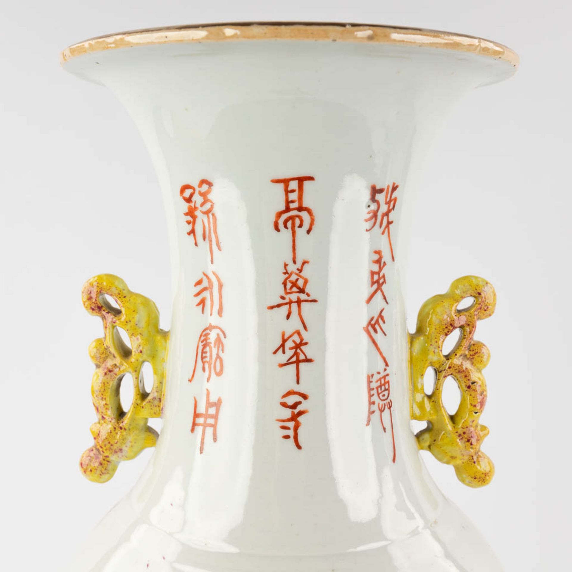 A pair of Chinese vases Qianjian cai, decor of wise men holding a cloth, signed Tu Ziqing. 19th/20th - Image 14 of 19