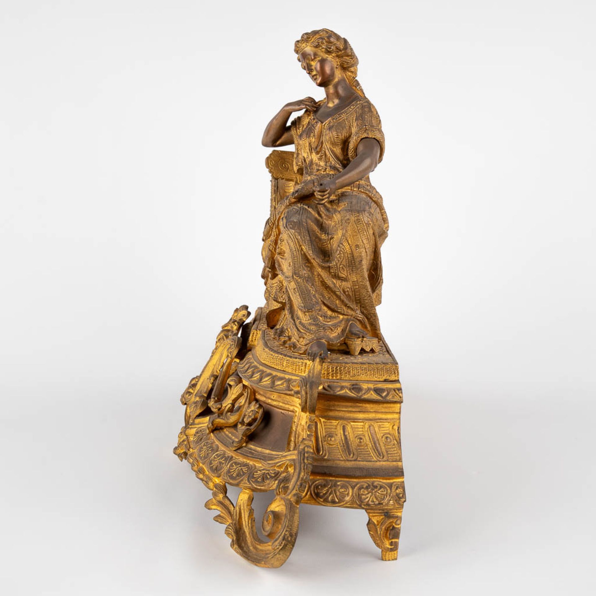 A mantle garniture clock, gilt bronze decorated with a Lady in a sofa. Late 19th C. (D:18 x W:56 x H - Bild 7 aus 14