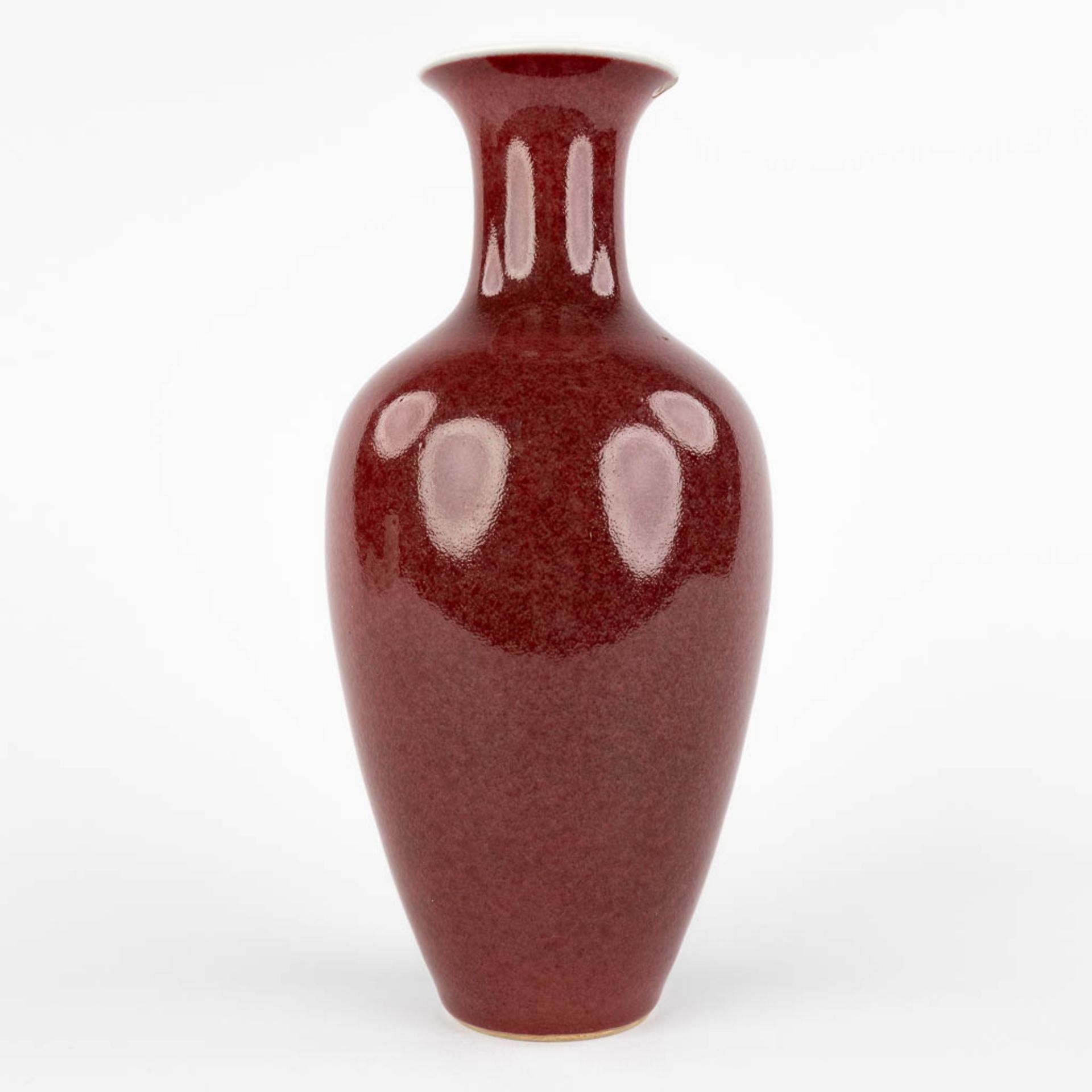 A Chinese 'Sang De Boeuf' vase with dark red glaze, Qianlong mark and period. (H:24 x D:11 cm) - Image 5 of 9