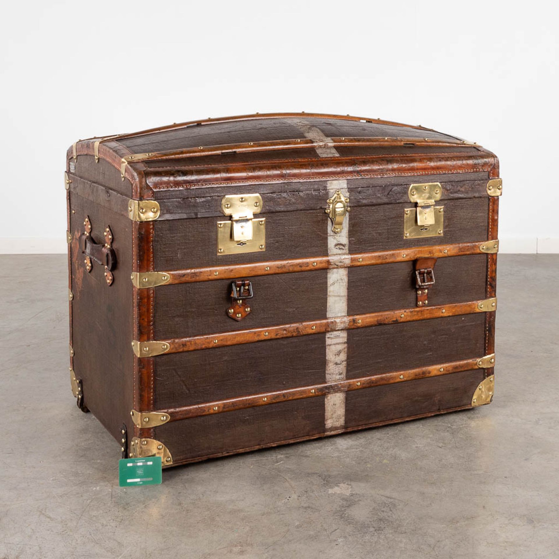 Moynat, an antique travellers trunk or suitcase. (D:58 x W:92 x H:72 cm) - Image 2 of 20