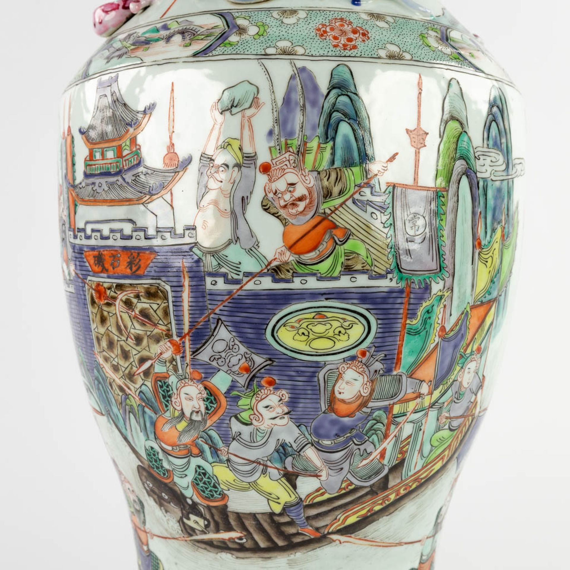 A pair of Chinese Famille Rose vases decorated with warriors in ships. 19th/20th C. (H:62 x D:26 cm) - Image 17 of 17