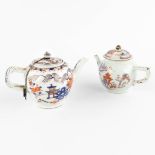 Two Chinese Imari-style teapots with lids. 19th/20th C. (D:12,5 x W:22 x H:14 cm)