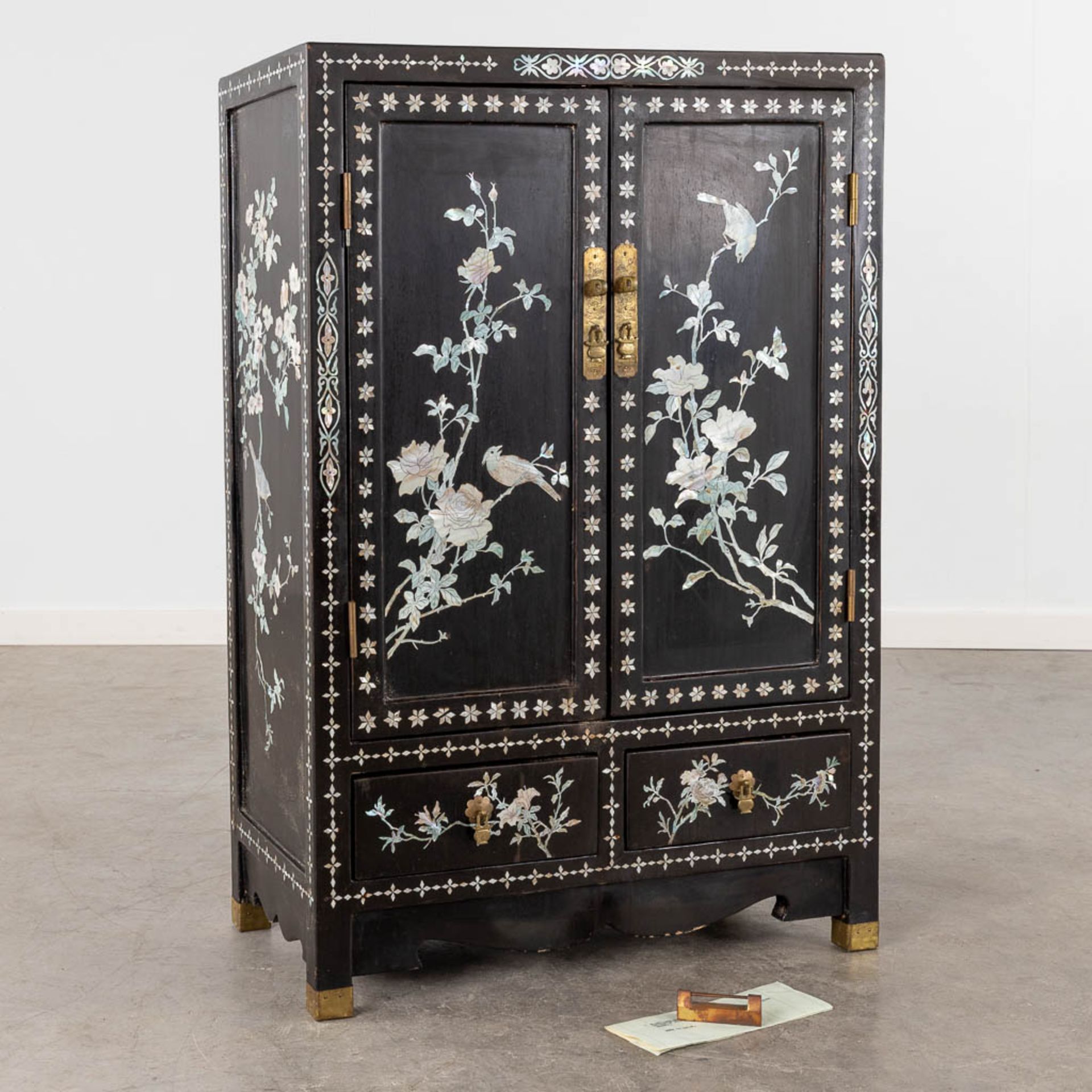 A Chinoiserie cabinet, mother of pearl inlay in ebonised wood. 20th C. (D:31 x W:61 x H:92 cm)