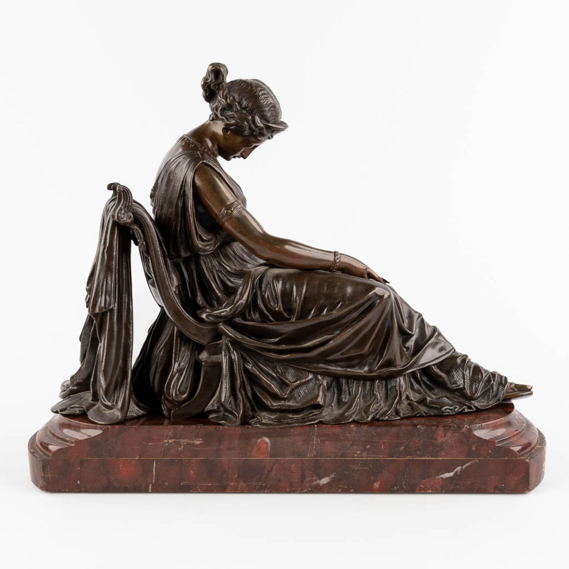 Roman lady holding a dagger, patinated bronze on a red marble base. 19th C. (D:18 x W:43 x H:34 cm) - Bild 5 aus 11