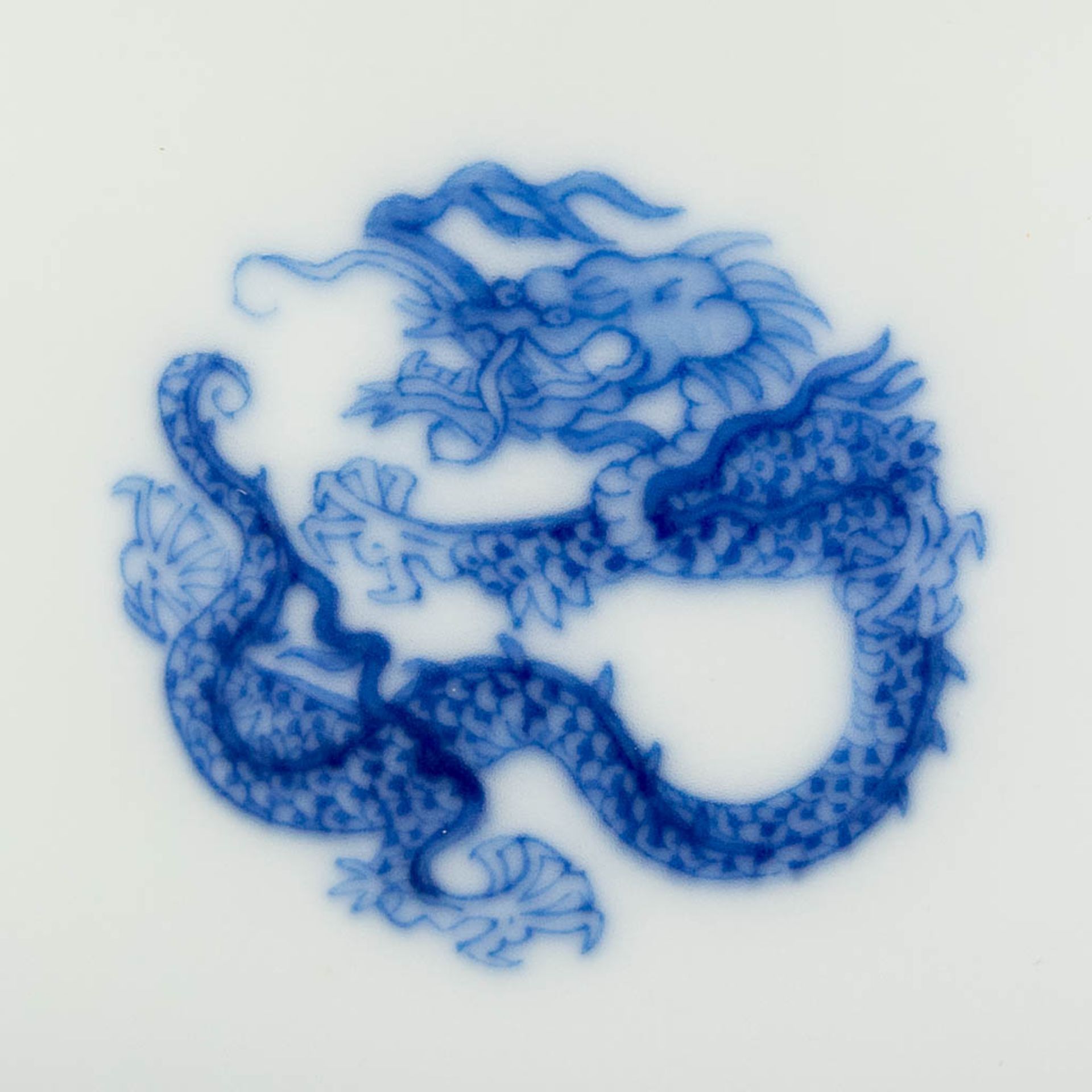 A Chinese teapot with a blue-white decor of a dragon. Kangxi mark and period. (D:9 x H:6 cm) - Image 7 of 7