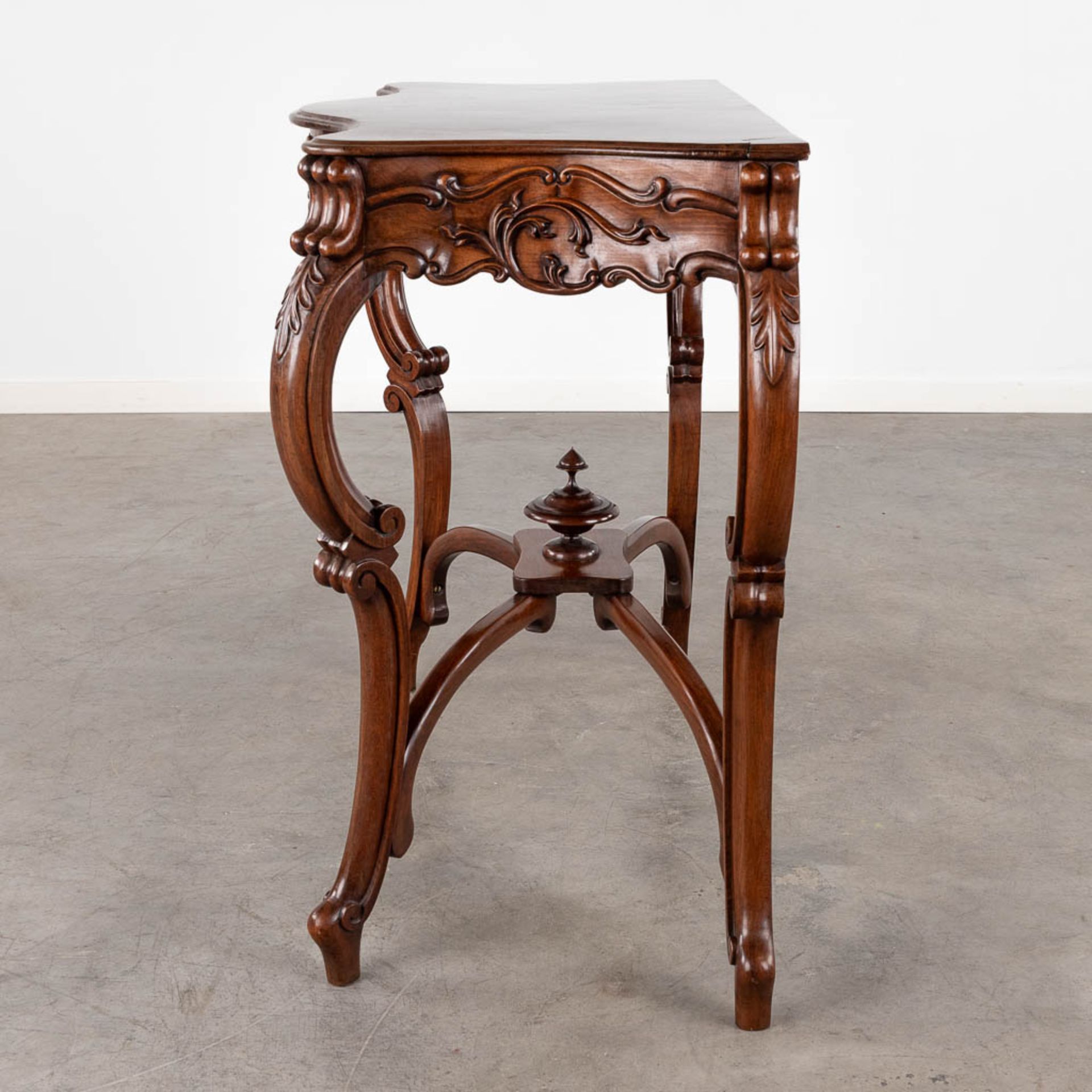 A console table, solid hardwood in Louis XV style. Circa 1900. (D:47 x W:108 x H:80 cm) - Image 4 of 12