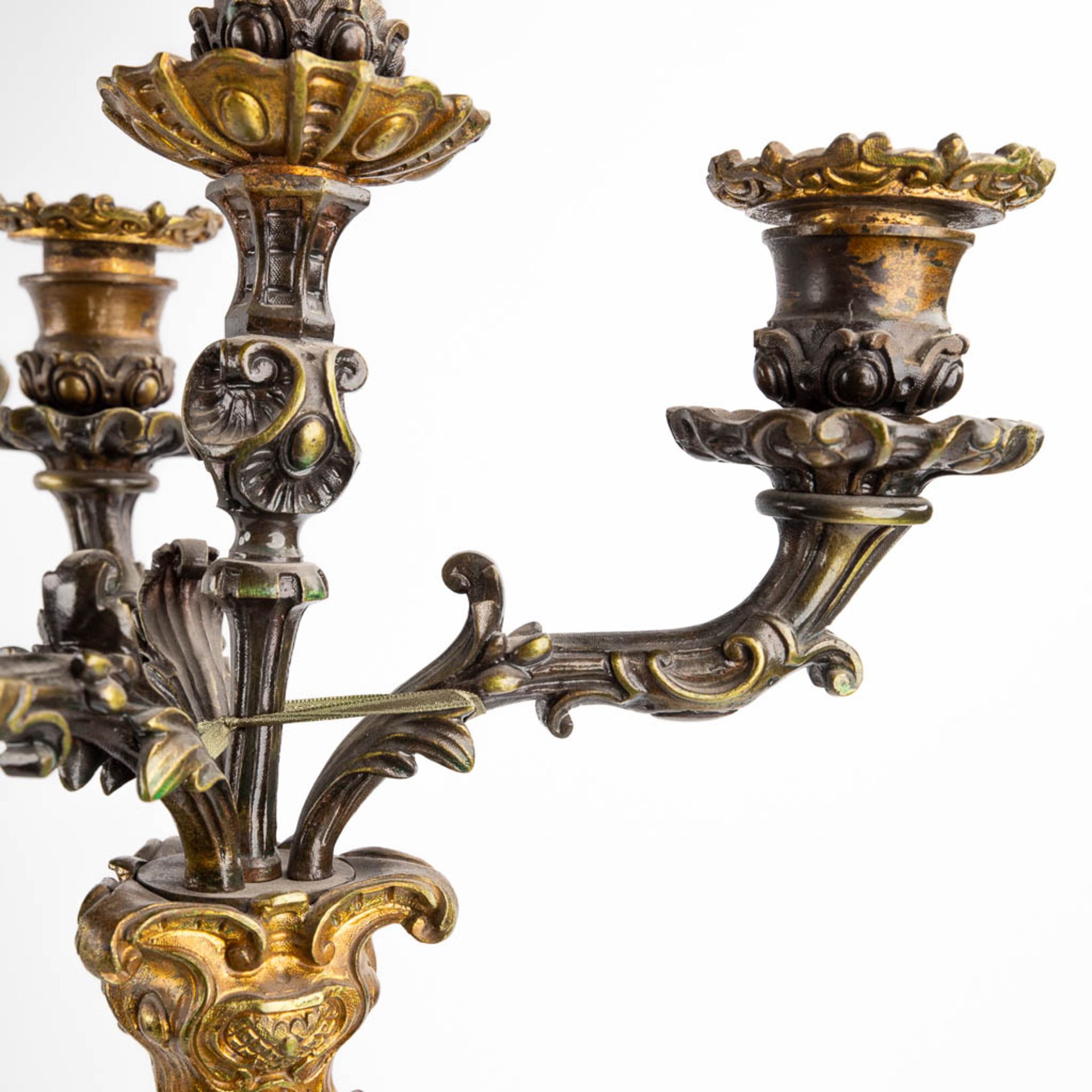 A three-piece mantle garniture clock and candelabra. Clock with an image of Mercury/Hermès. 19th C. - Image 10 of 14