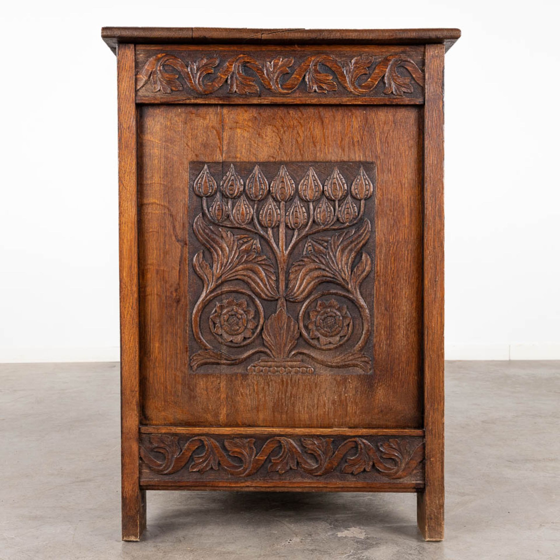 An antique and decorative chest with wood-sculptures. (D:56 x W:122 x H:82 cm) - Image 7 of 15