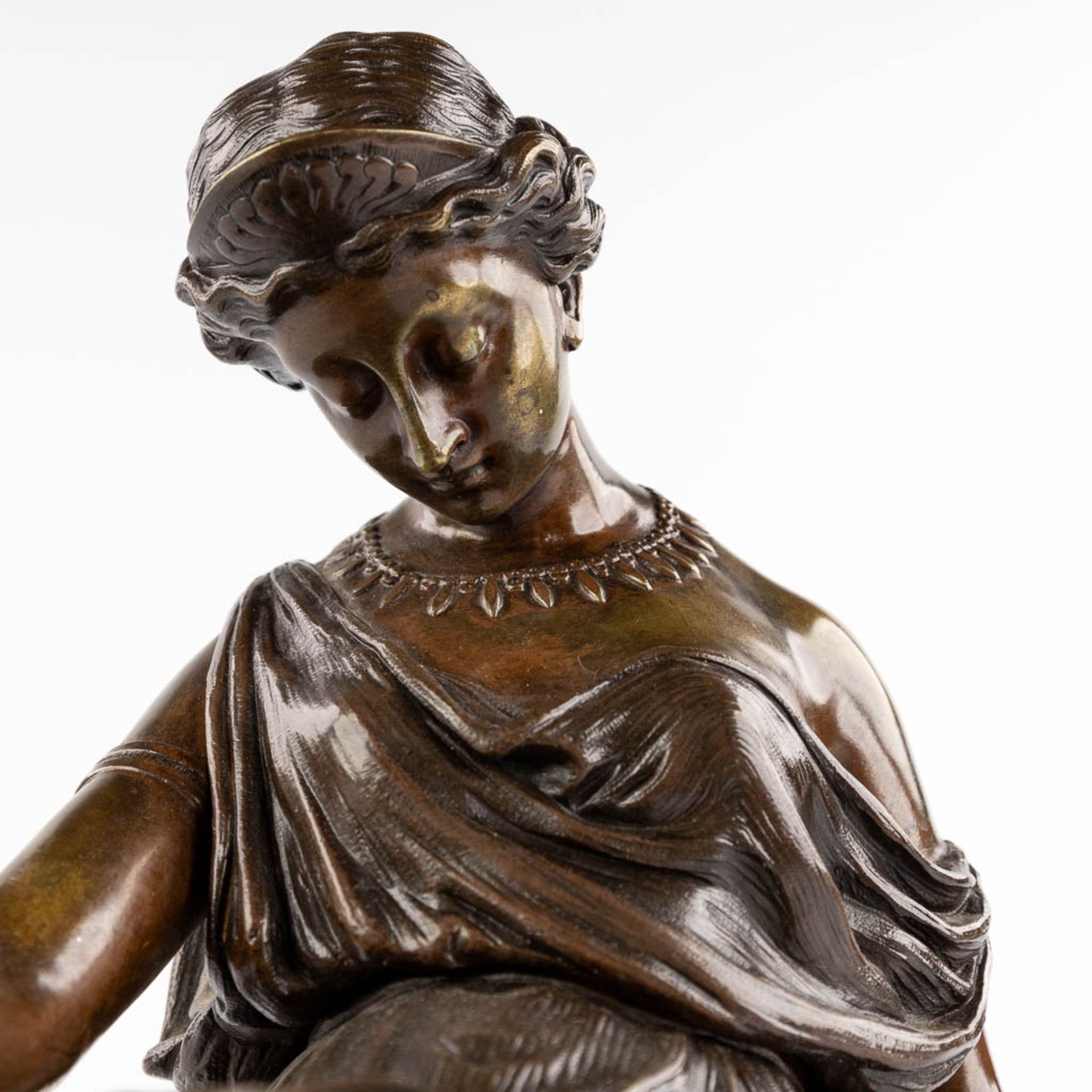 Roman lady holding a dagger, patinated bronze on a red marble base. 19th C. (D:18 x W:43 x H:34 cm) - Bild 8 aus 11
