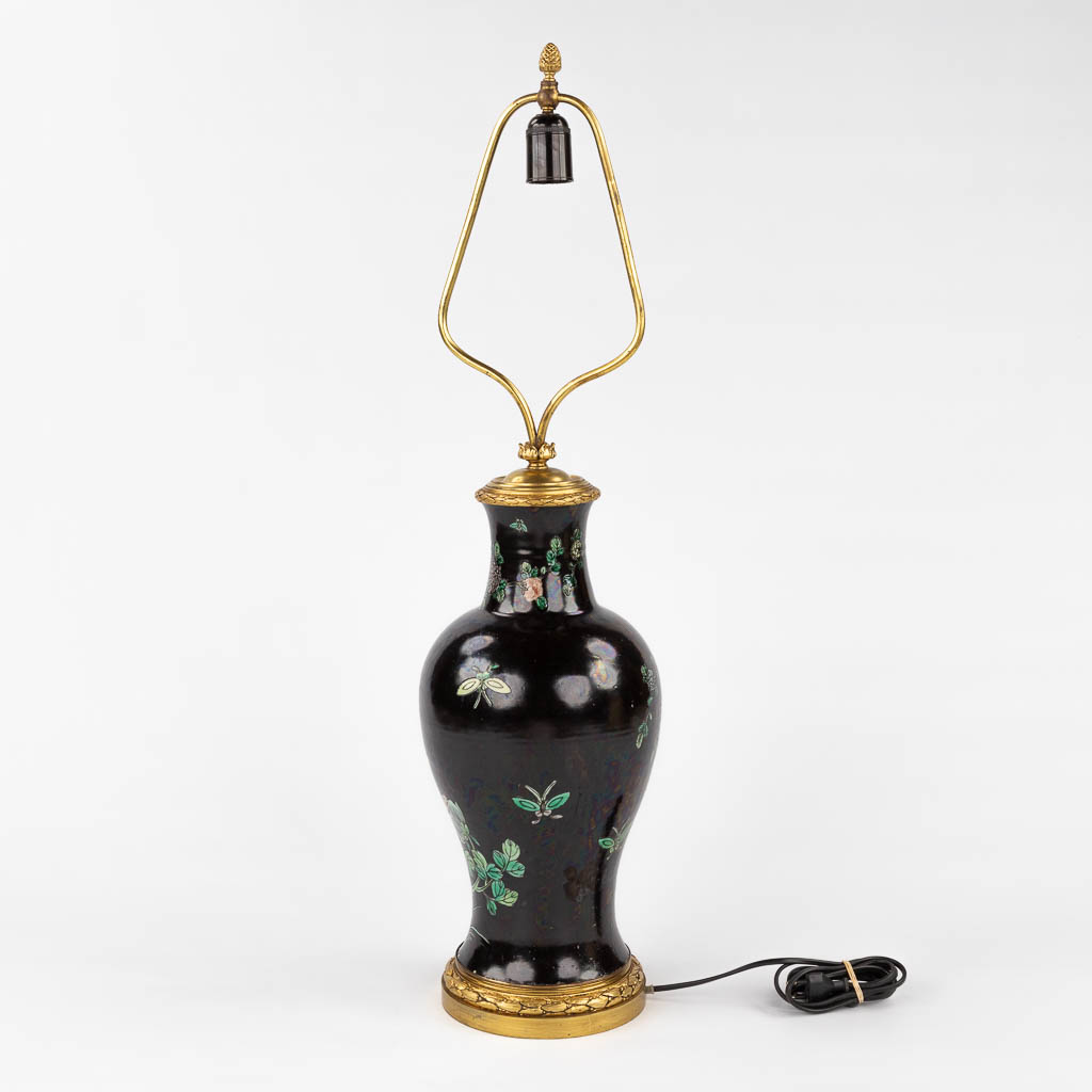 A table lamp with Famille Noir Chinese vase. (H:84 x D:22 cm) - Bild 5 aus 12