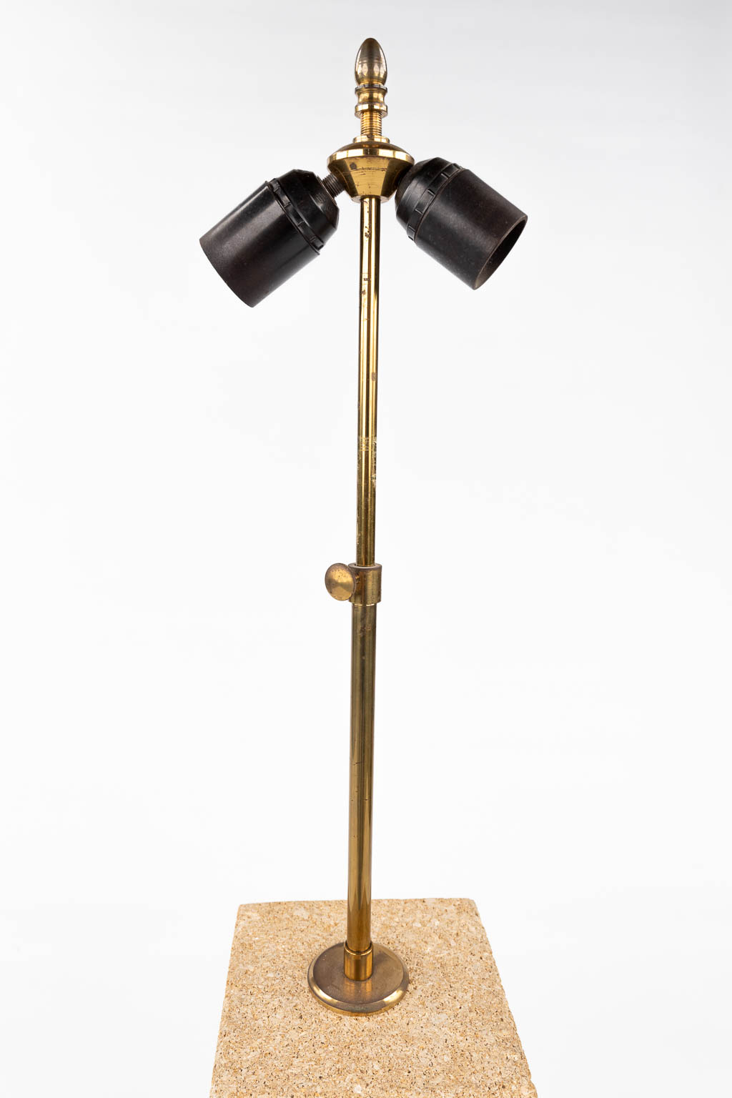 A travertine table lamp, in the style of Camille Breesche. (D:36 x W:36 x H:86 cm) - Bild 10 aus 11