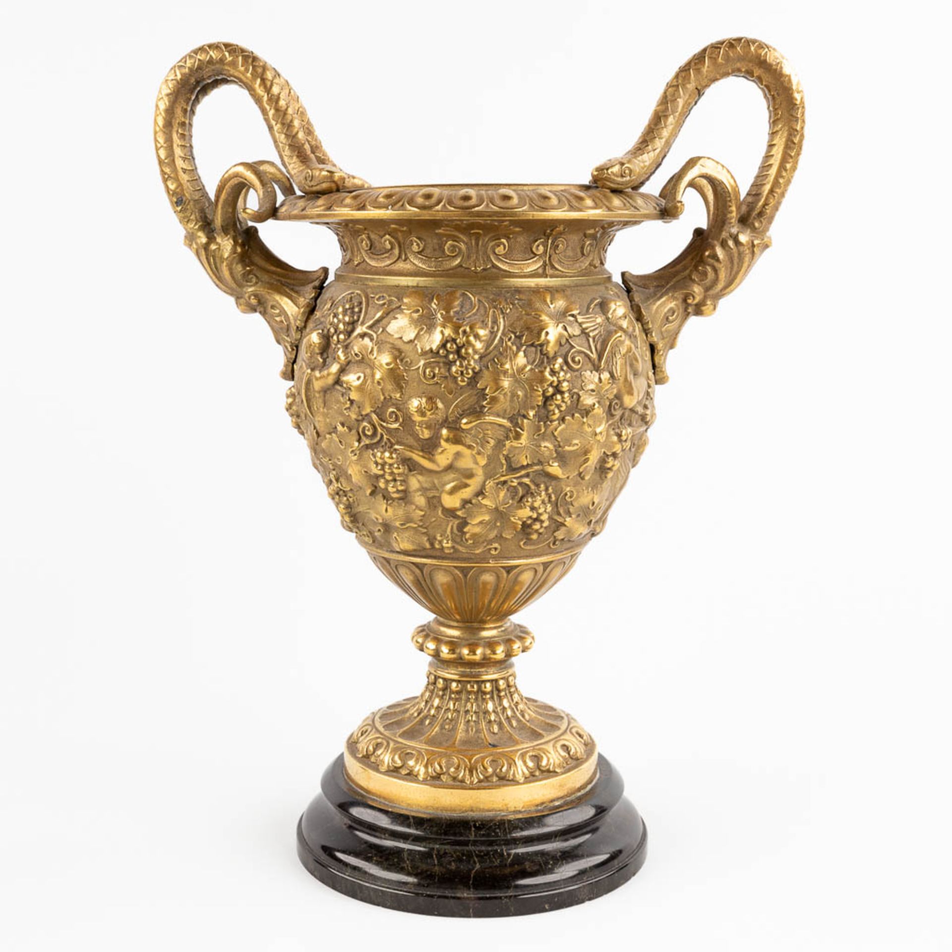 An urn with large handles, decorated with putti and grape vines, bronze mounted on marble. (W:25 x H - Bild 5 aus 17