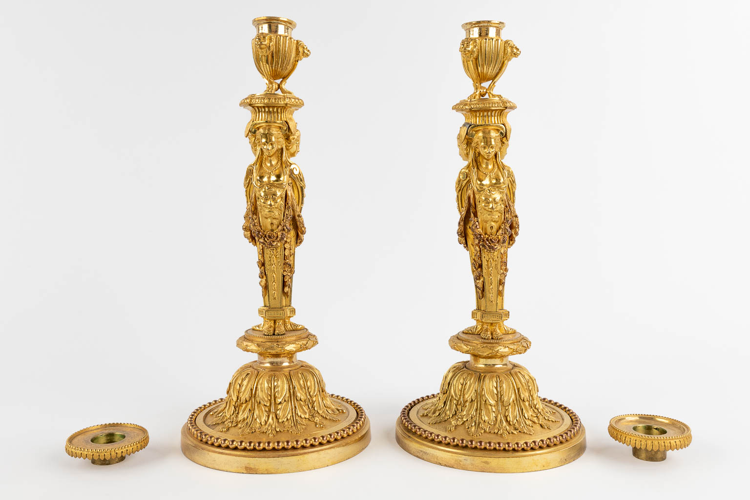 A pair of candlesticks/candleholders with Caryatids, gilt bronze in Louis XVI style. (H:33 x D:15 cm - Bild 7 aus 13