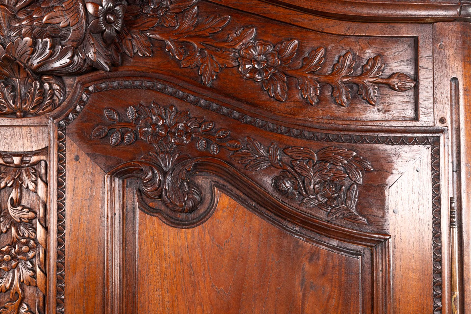 A wardrobe/cabinet, sculptured hardwood. 20th C. (D:64 x W:140 x H:235 cm) - Image 6 of 20