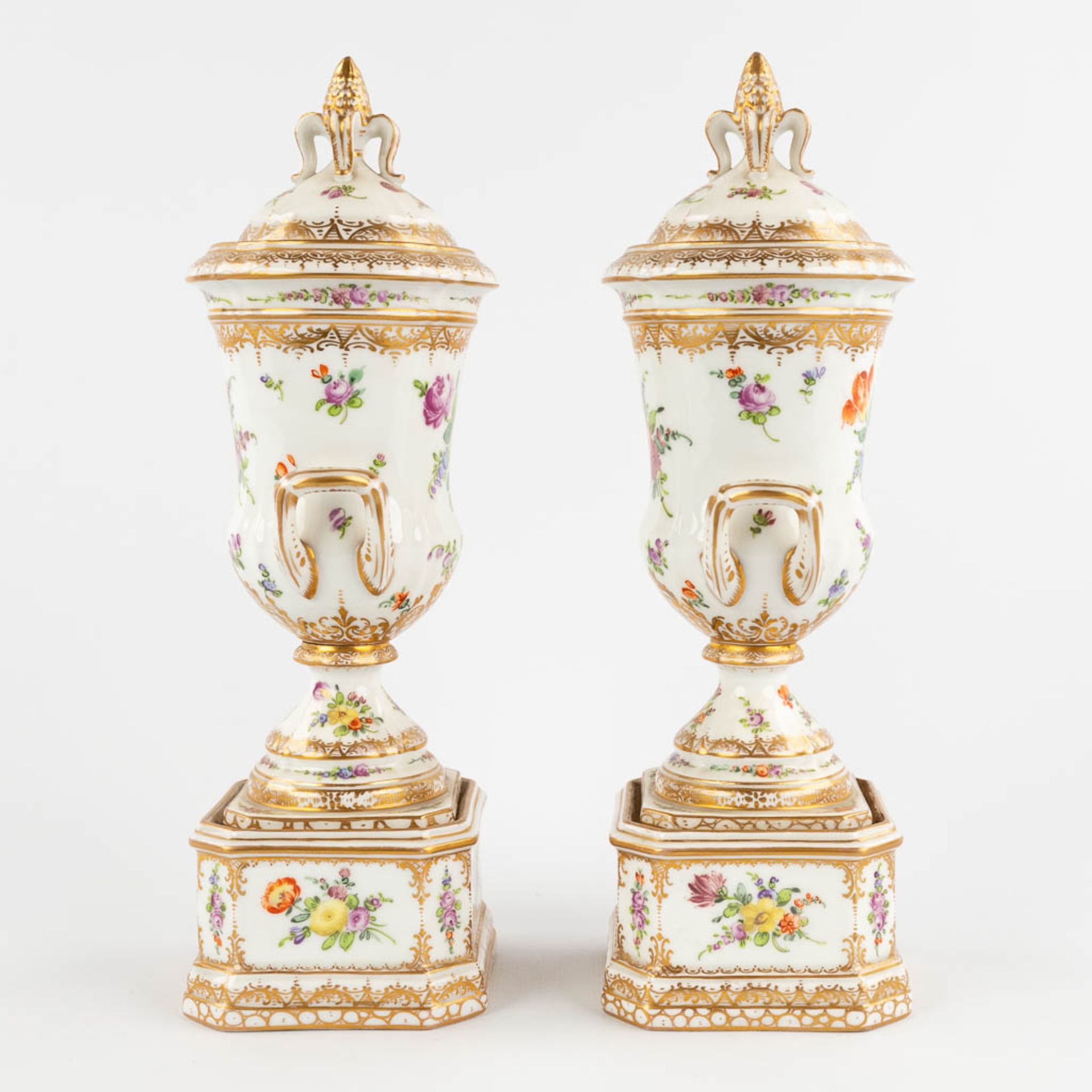 Dresden, a pair of polychrome urns with a lid. Hand-painted floral decor.  (D:8,5 x W:9 x H:26 cm) - Bild 4 aus 14