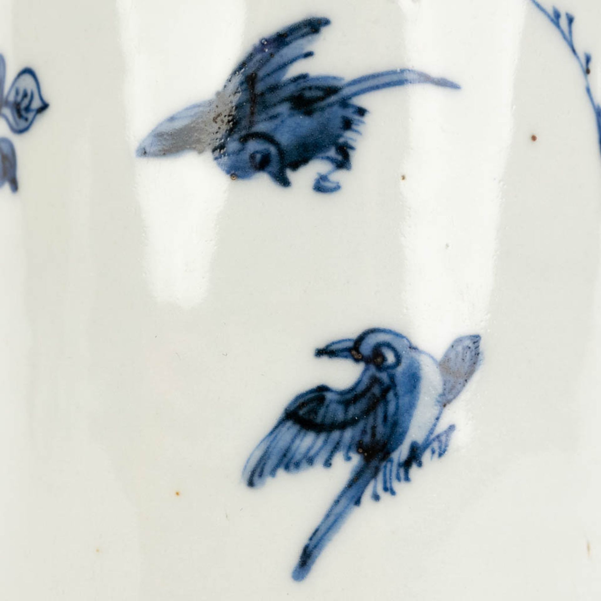 A Chinese long brushpot with blue-white decor of fauna and flora. 19th C. (H:17,5 x D:9,5 cm) - Image 10 of 11