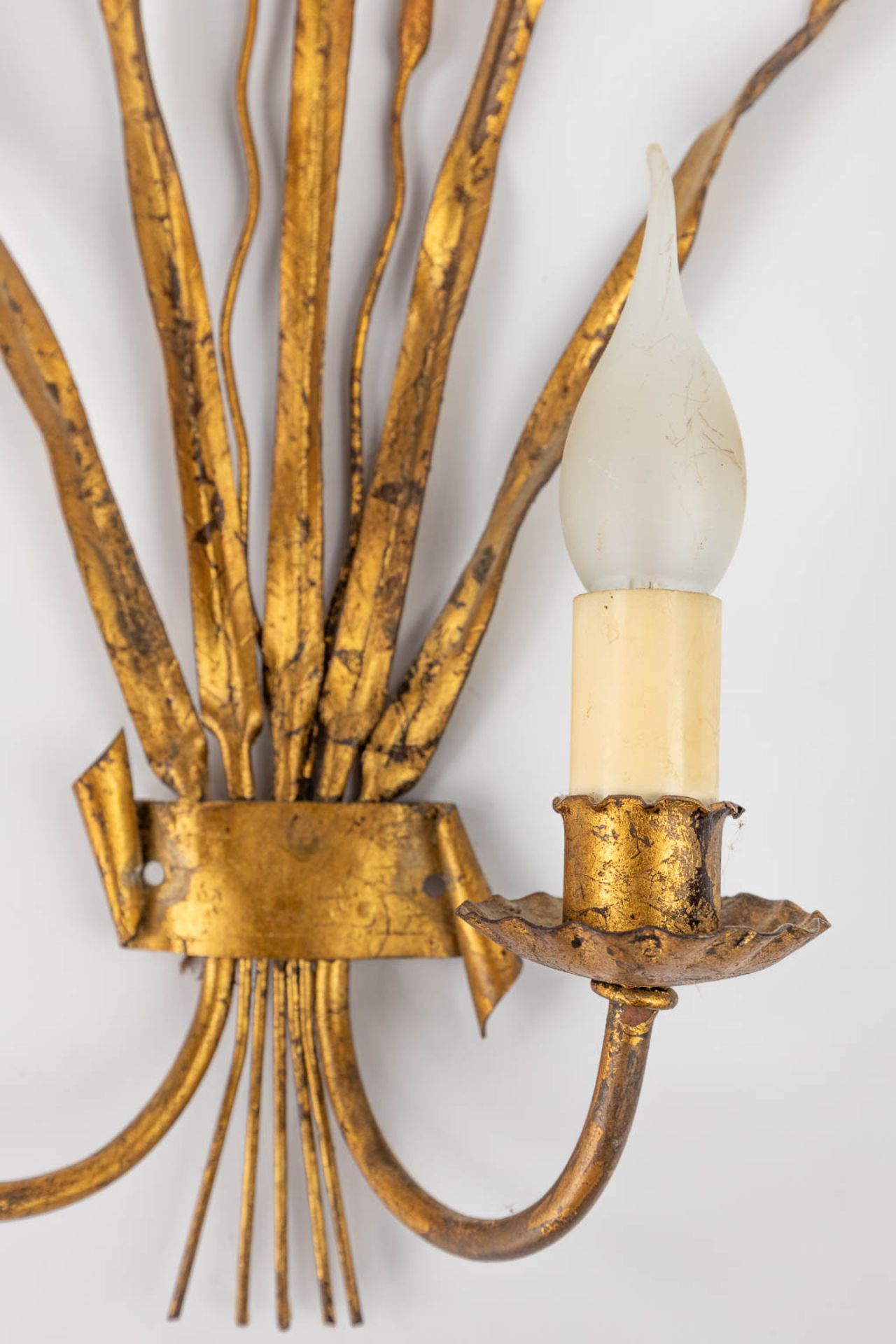 A decorative pair of vintage 'Reeds' wall lamps, gilt metal, Circa 1960. (W:35 x H:48 cm) - Bild 3 aus 7