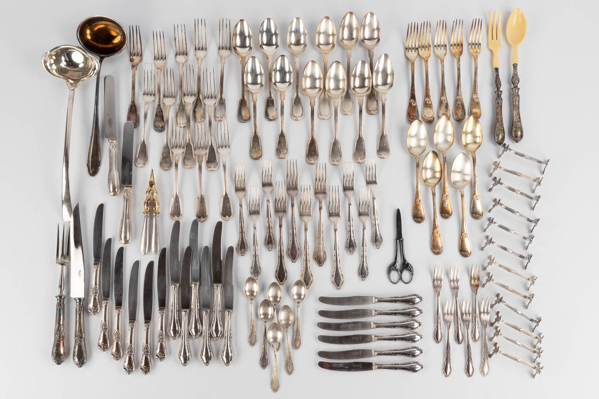 A large collection of serving accessories and cutlery, silver-plated metal. (W:35 cm)