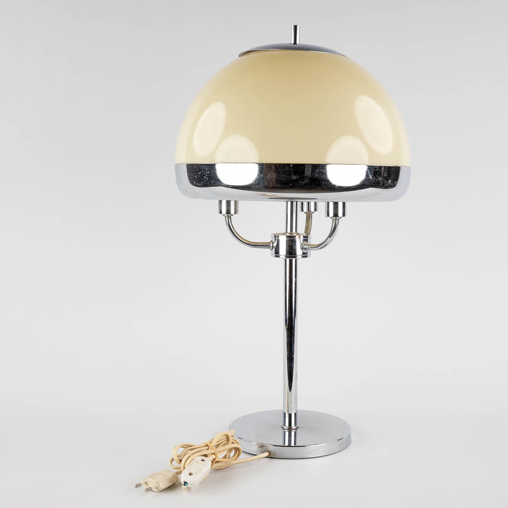 A mid-century table lamp, chromed metal and acrylic, probably Germany. 20th C. (H:61 x D:34 cm) - Bild 5 aus 11