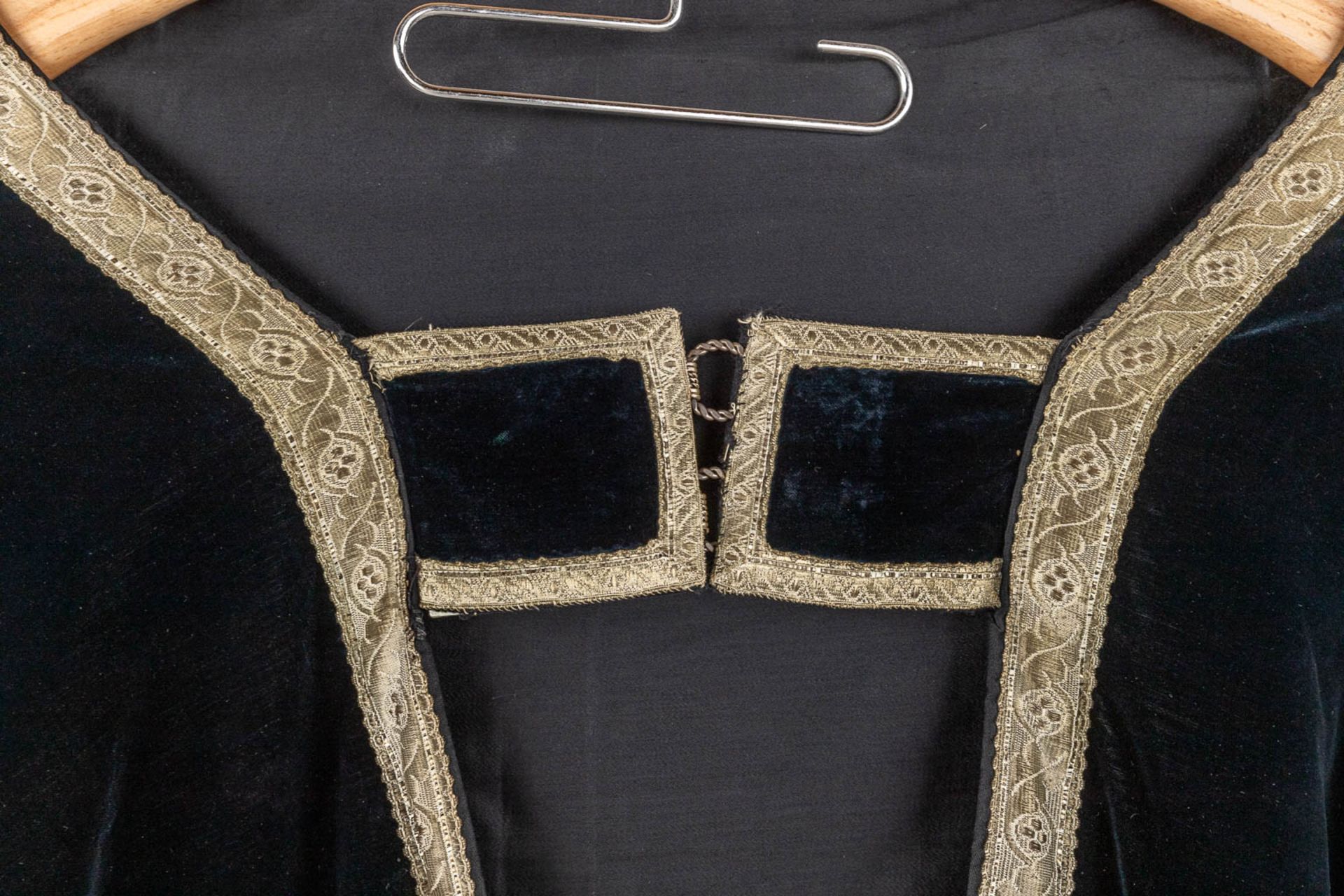 A Cope, Dalmatic, Stola, Maniple and Chalice Veil, Thick silver-thread embroideries. - Image 6 of 16
