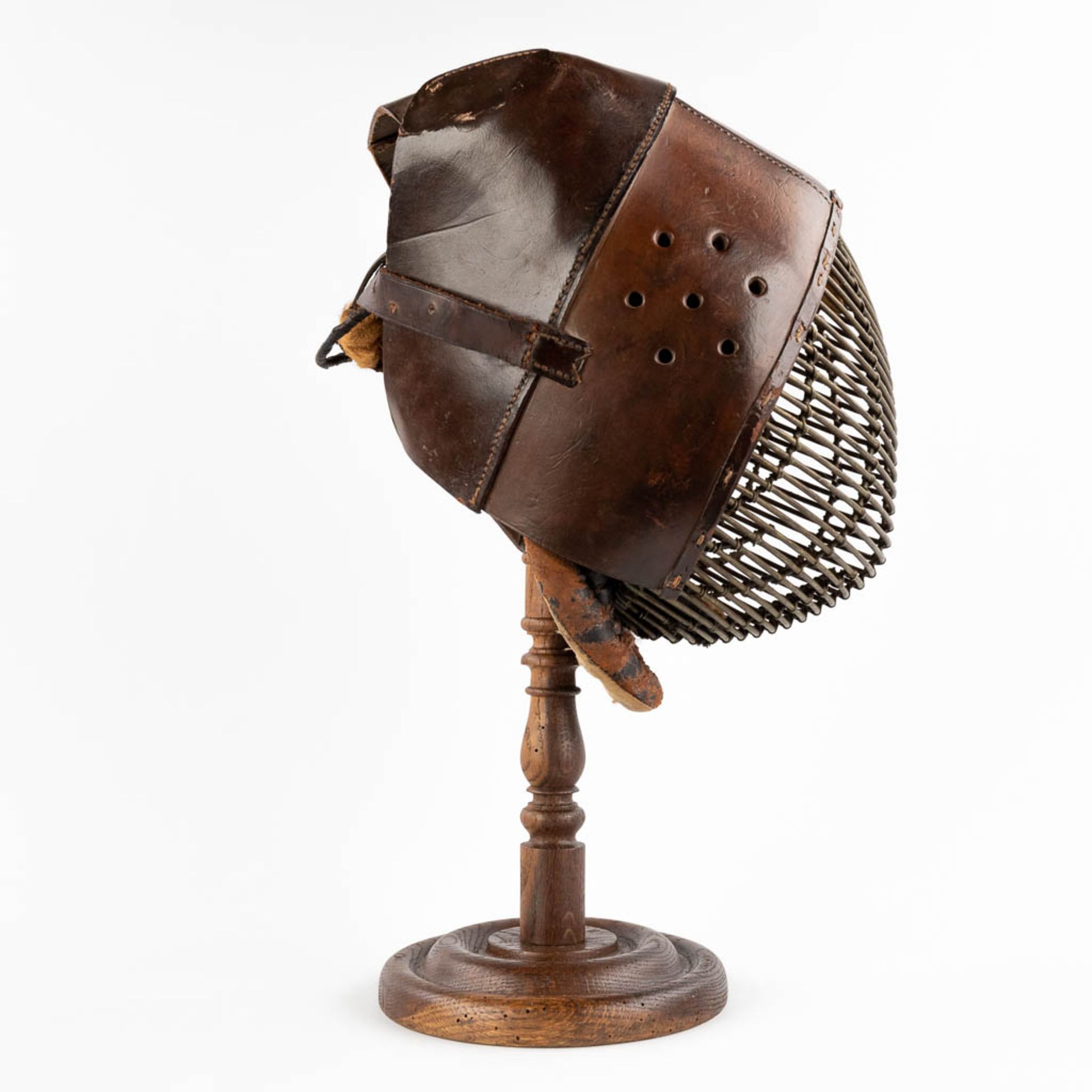A decorative Fencing helmet on a stand, 'The Blackman Leather Goods', 1936. (D:24 x W:36 x H:29 cm) - Bild 6 aus 12