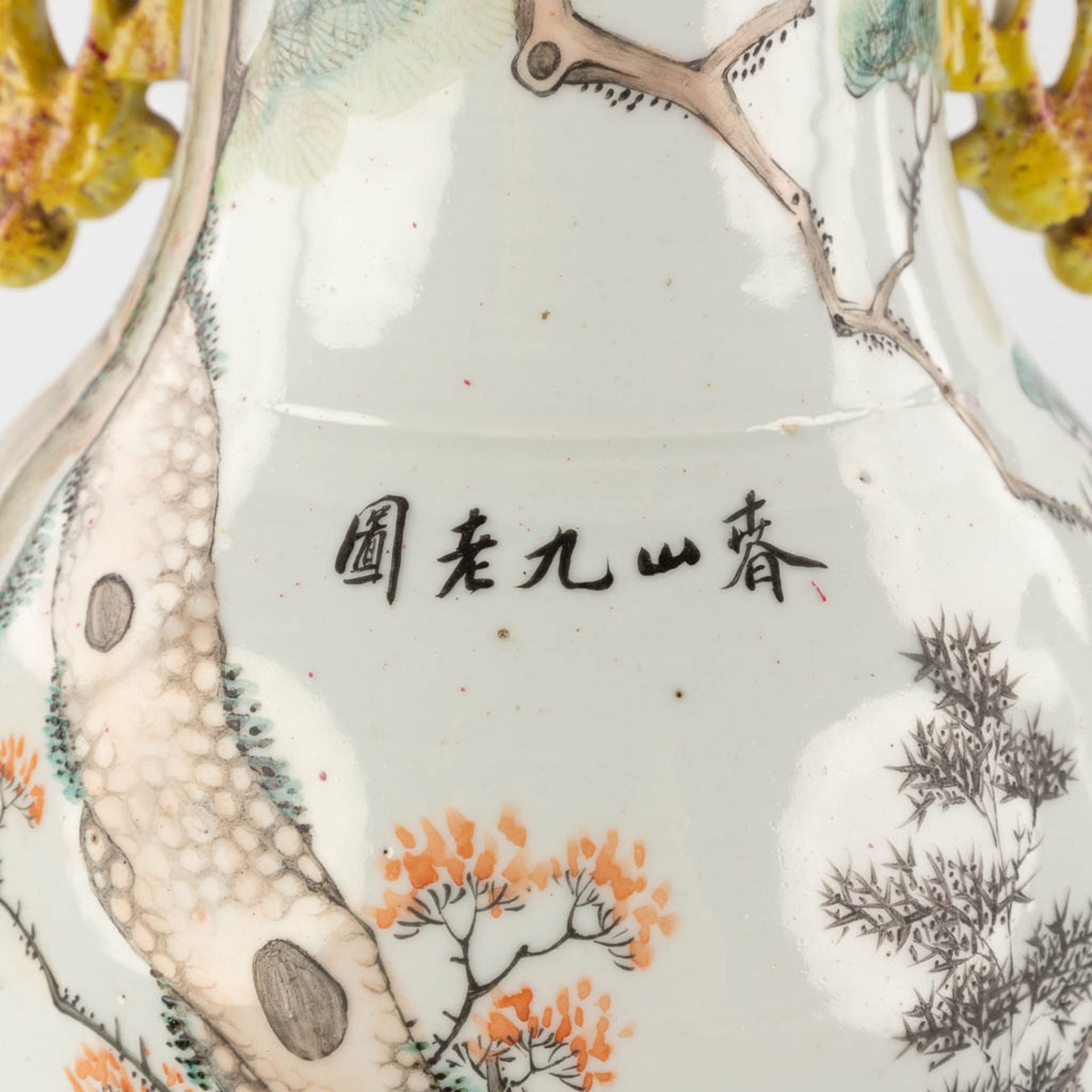 A pair of Chinese vases Qianjian cai, decor of wise men holding a cloth, signed Tu Ziqing. 19th/20th - Image 12 of 19