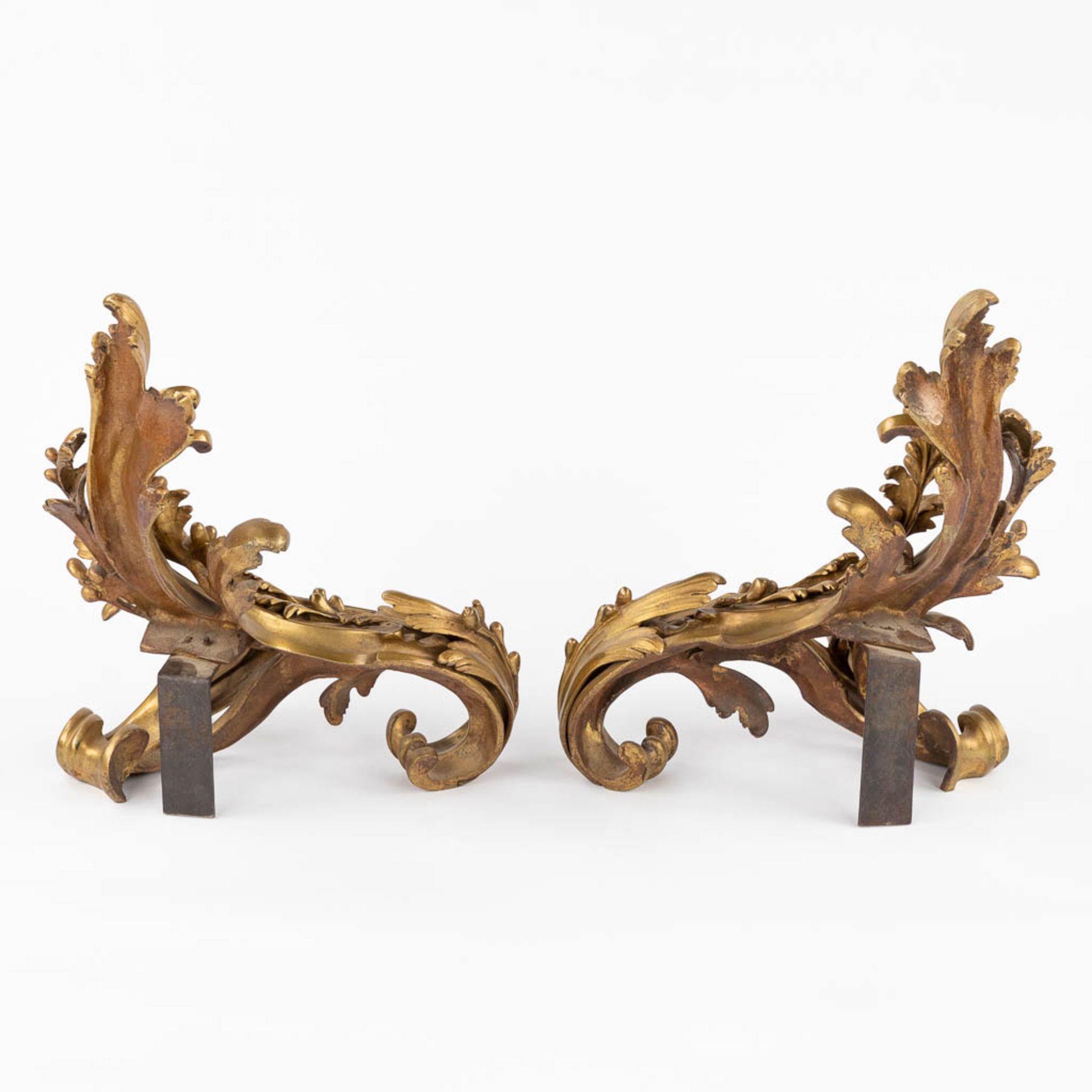 A pair of fireplace bucks, bronze in Louis XV style. 19th C. (W:31 x H:36 cm) - Image 5 of 10