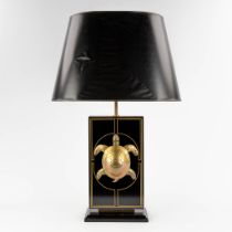 Mahenna, A table lamp with brass turtle, Hollywood Regency style. Circa 1980. (D:15 x W:26,5 x H:57 