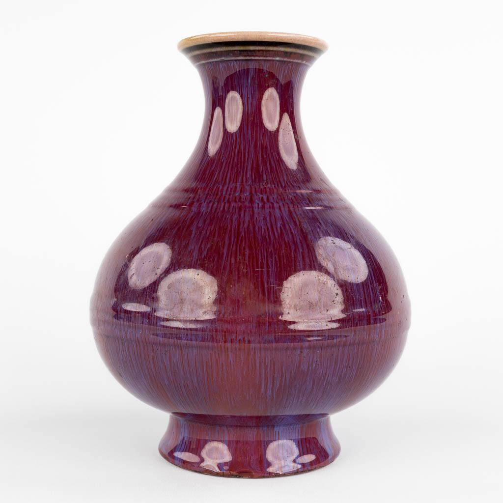 A Chinese vase with monochrome blue/purple glaze. 19th C. (H:22 x D:17 cm) - Bild 5 aus 10