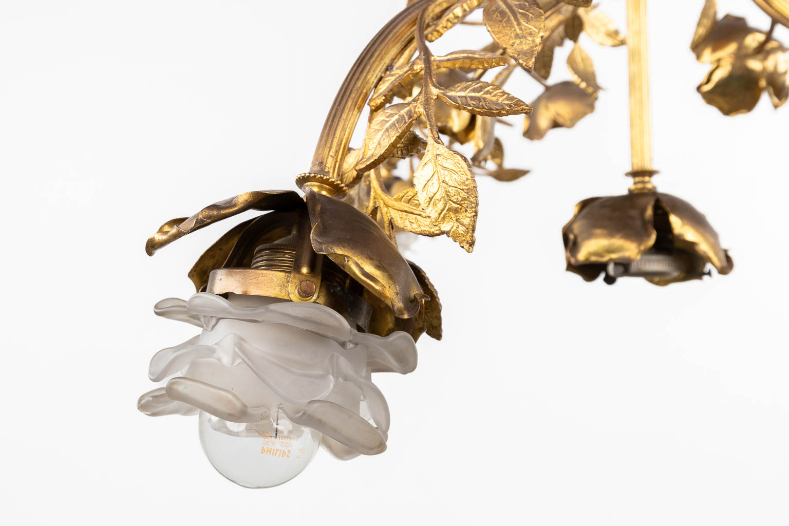 A chandelier with a putto, gilt brass decorated with branches and flowers. 20th C. (H:65 x D:56 cm) - Bild 8 aus 12