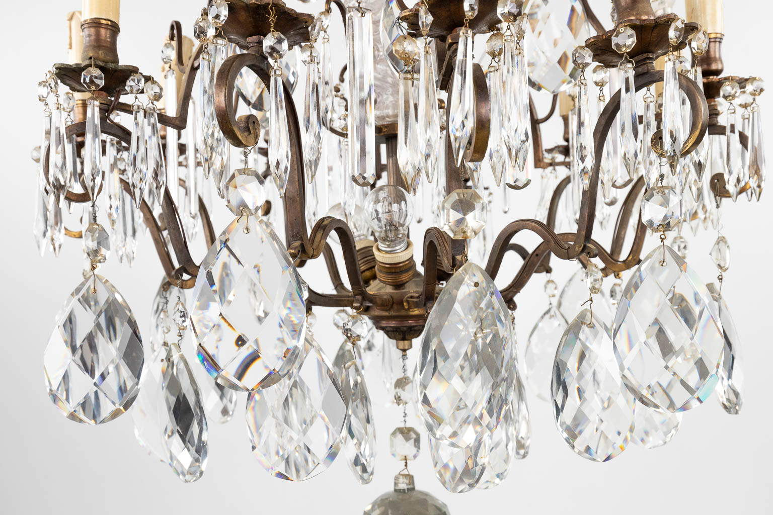 A big antique chandelier, brass and glass. France. Circa 1900. (H:105 x D:65 cm) - Bild 9 aus 13