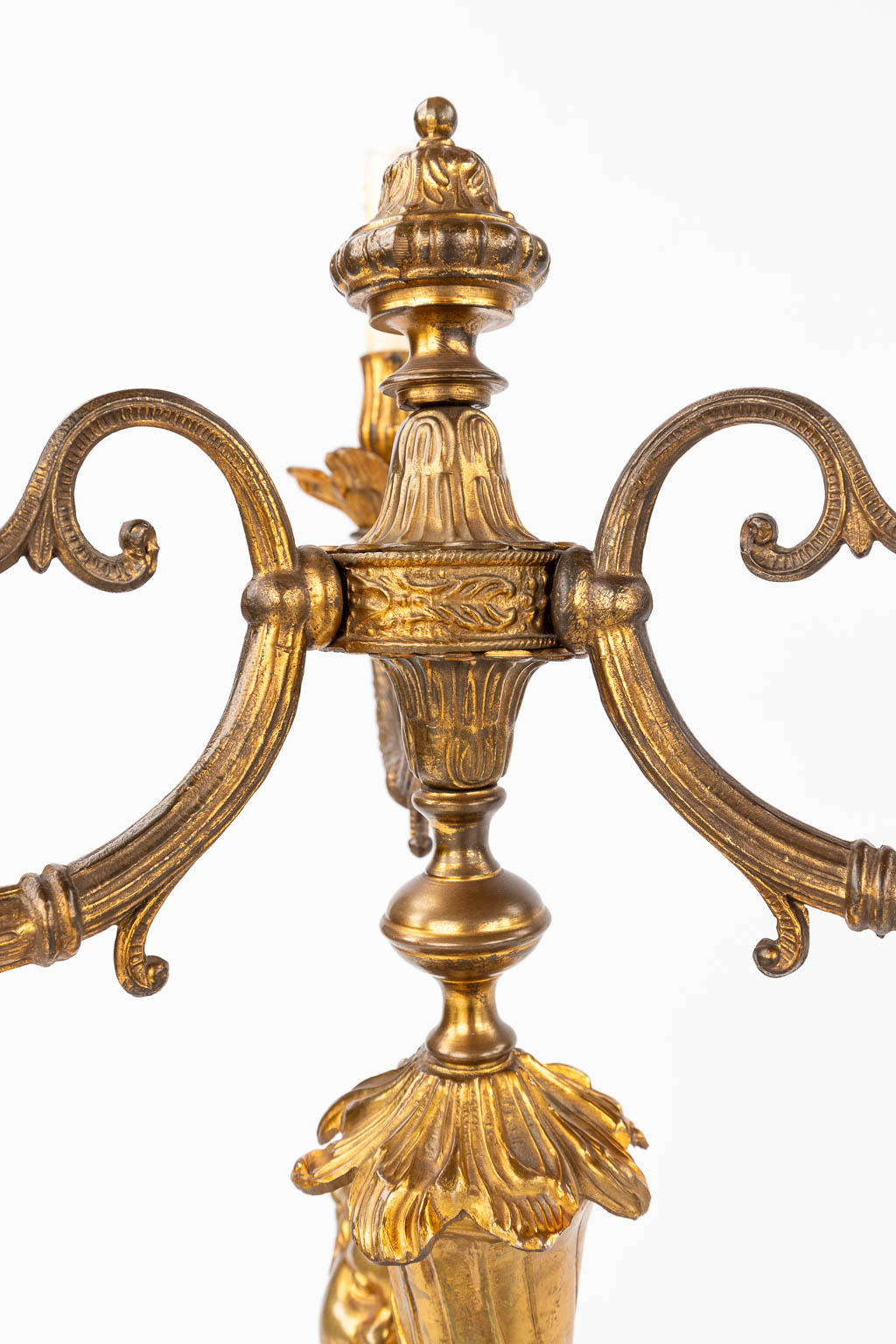 A pair of table lamps or candelabra, gilt bronze on a marble base, decorated with Putti. 20th C. (H: - Bild 9 aus 10