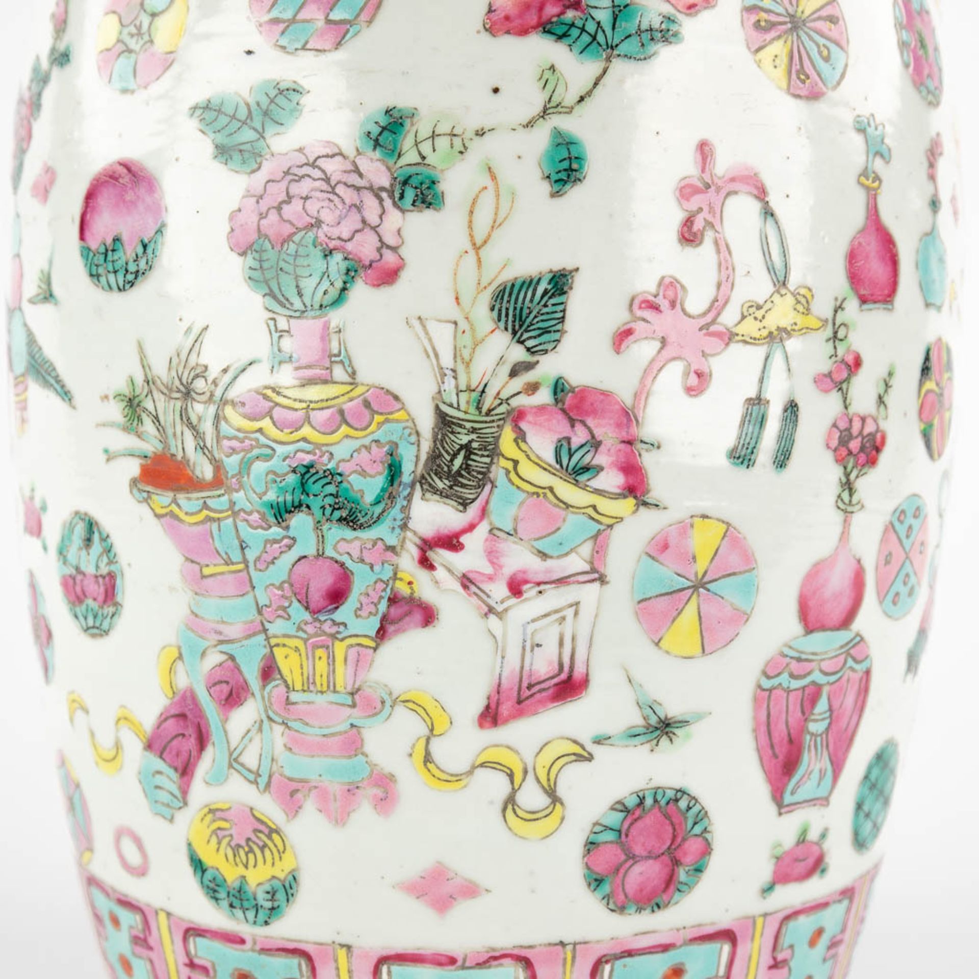 A Chinese vase with a decor of antiquities. 19th/20th C. (H:44 x D:21 cm) - Image 10 of 11
