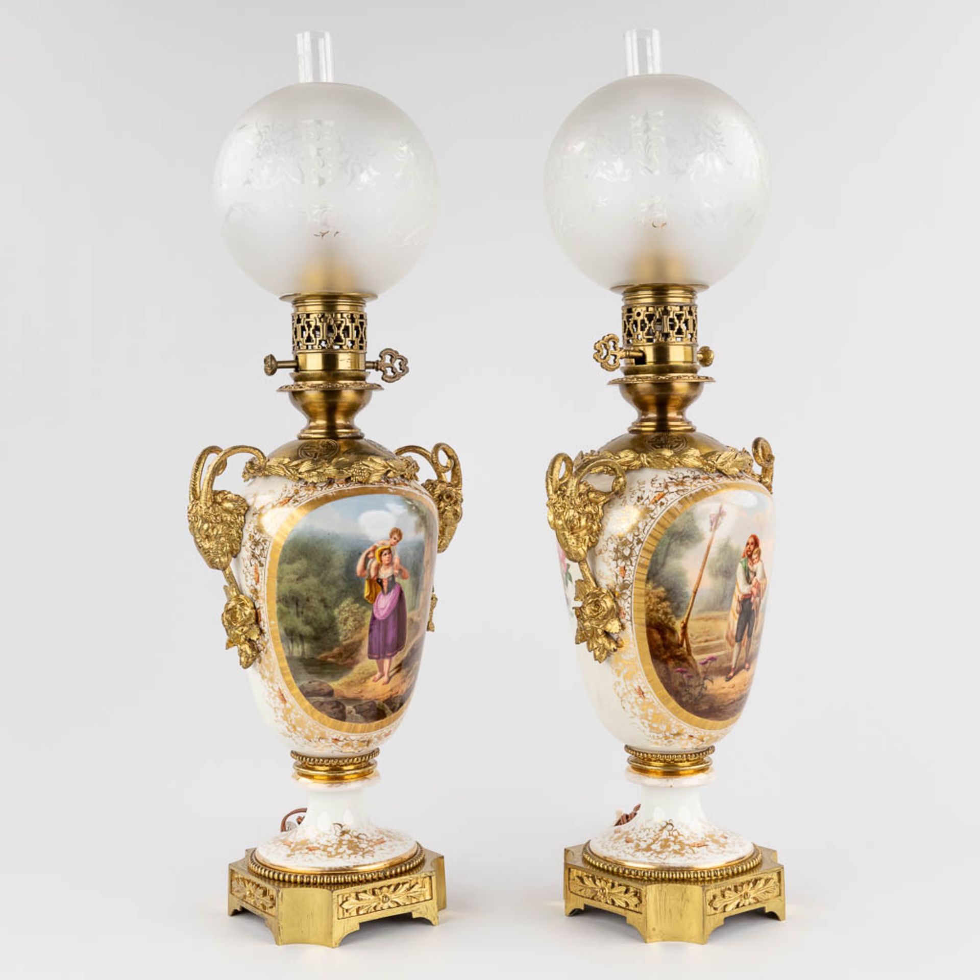 A pair of antique oil lamps reformed into table lamps, hand-painted decor and mounted with bronze. 1 - Bild 3 aus 17