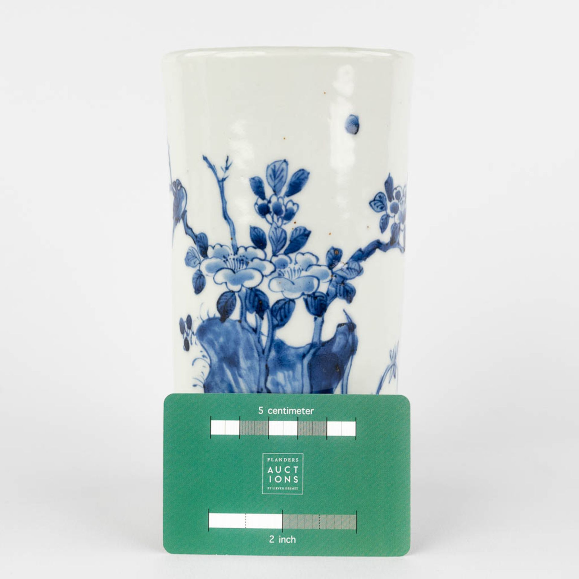 A Chinese long brushpot with blue-white decor of fauna and flora. 19th C. (H:17,5 x D:9,5 cm) - Image 2 of 11